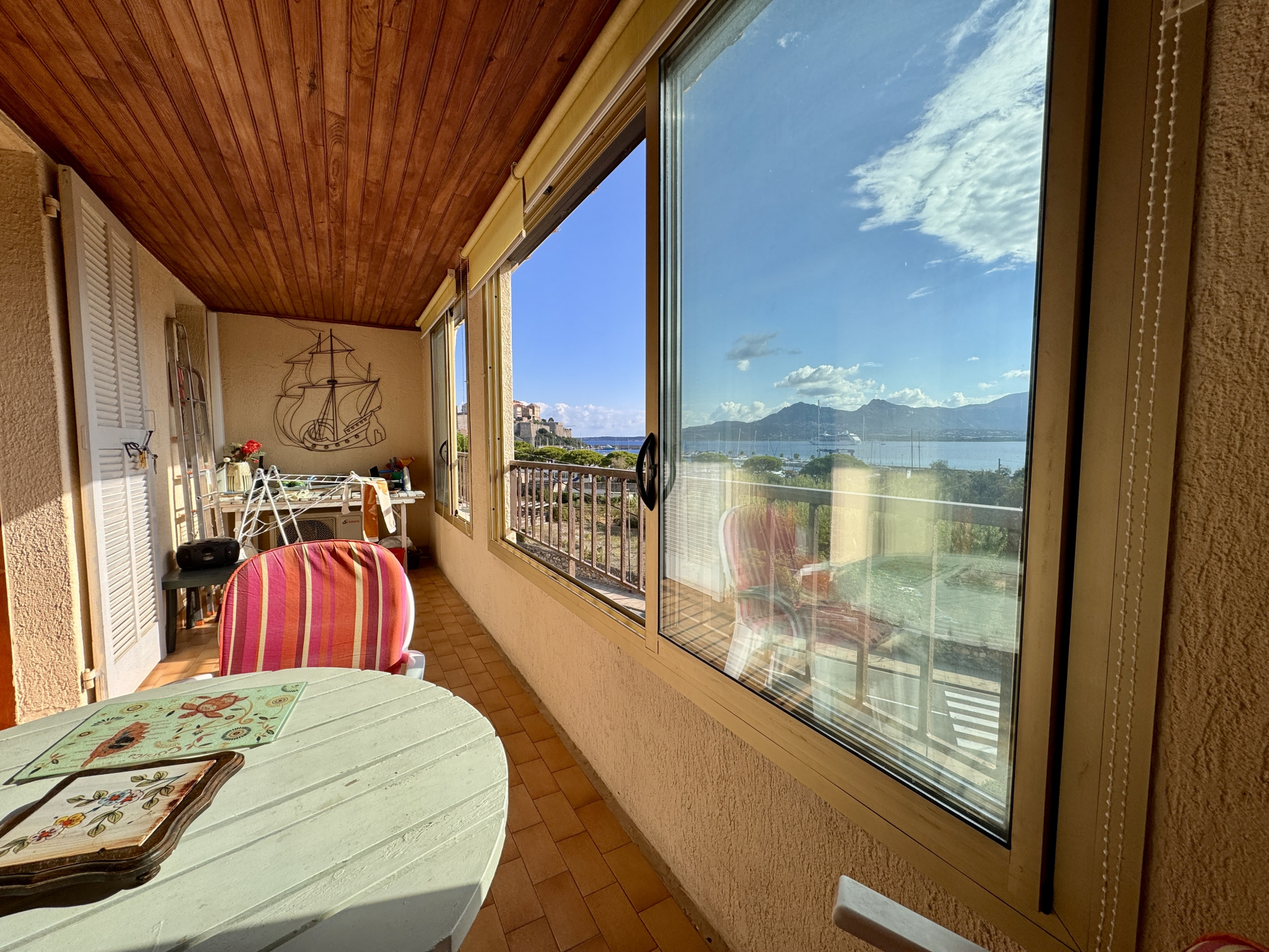 A VENDRE - T3 AVEC MEZZANINE - 56m2 - DERNIER ETAGE AVEC TERRASSE - VUE MER  ET CITADELLE - CALVI