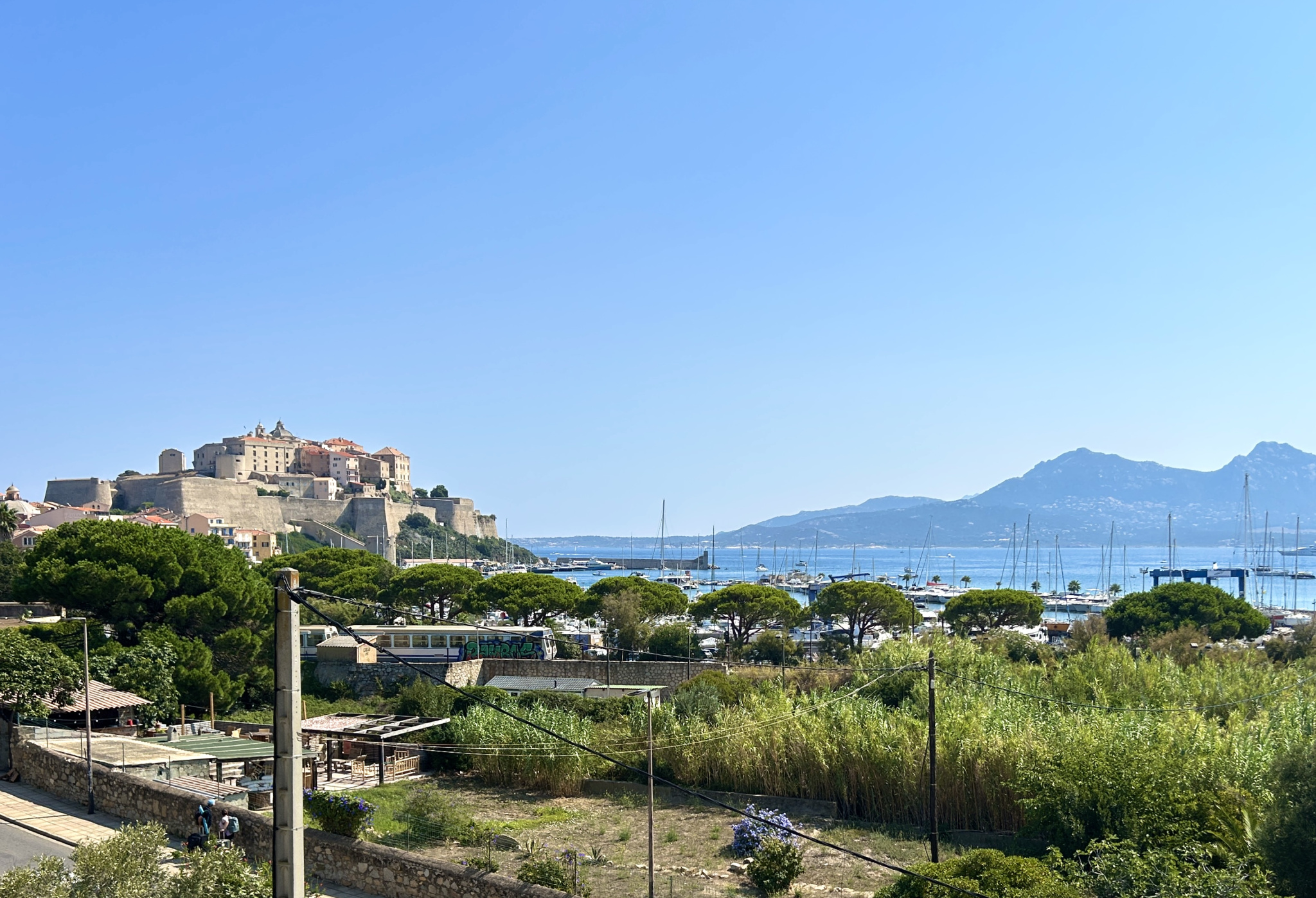 A VENDRE - T3 AVEC MEZZANINE - 56m2 - DERNIER ETAGE AVEC TERRASSE - VUE MER  ET CITADELLE - CALVI
