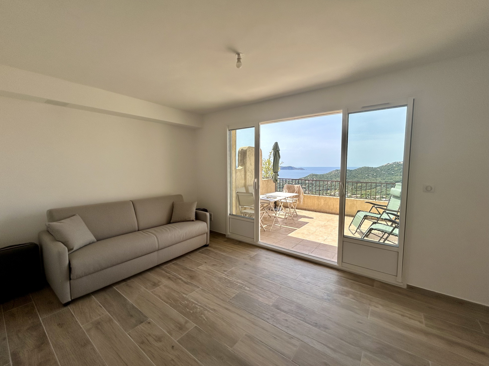 A VENDRE - APPARTEMENT REFAIT A NEUF AVEC VUE MER ET MONTAGNES - LUMIO