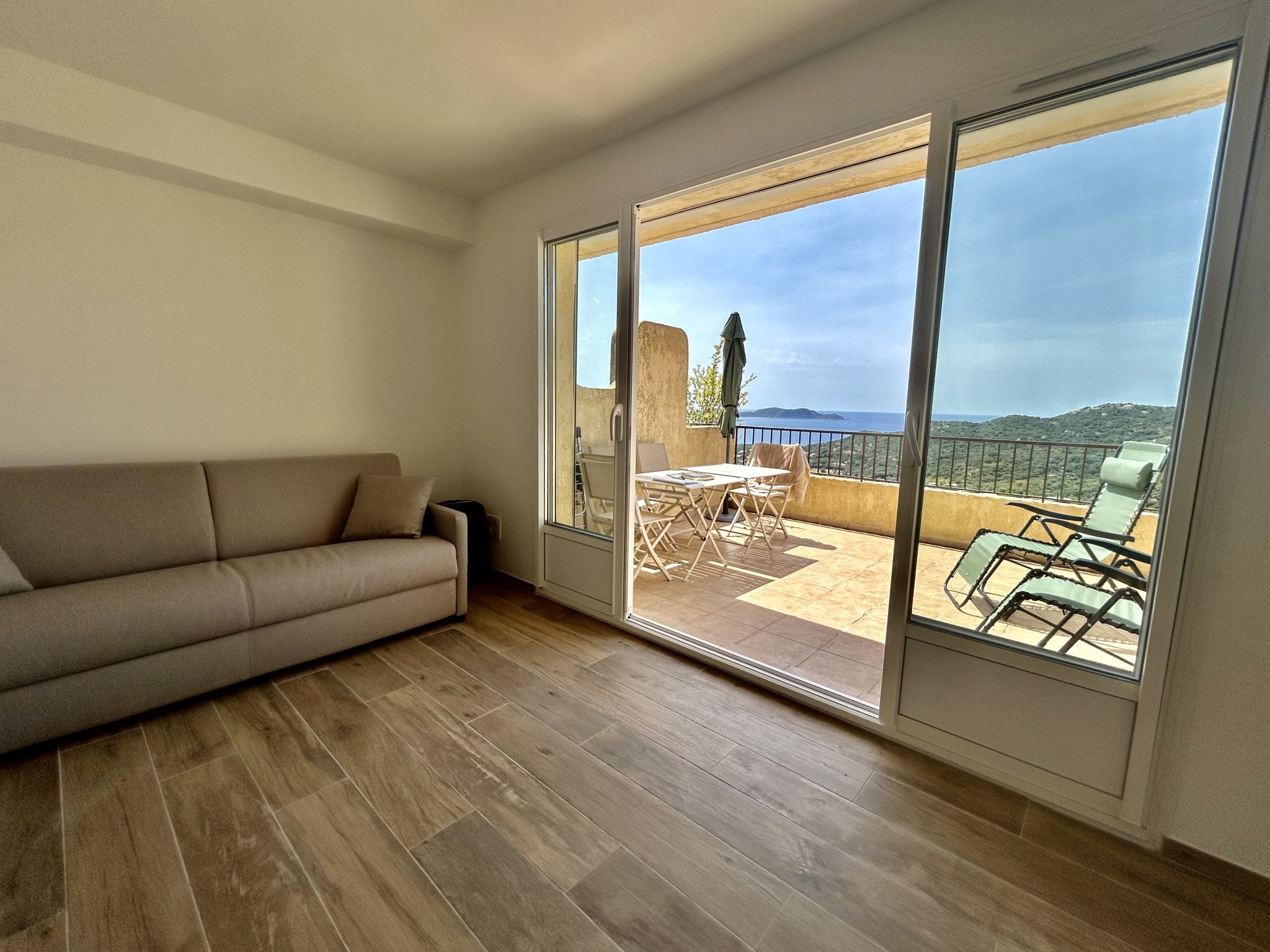 A VENDRE - APPARTEMENT REFAIT A NEUF AVEC VUE MER ET MONTAGNES - LUMIO