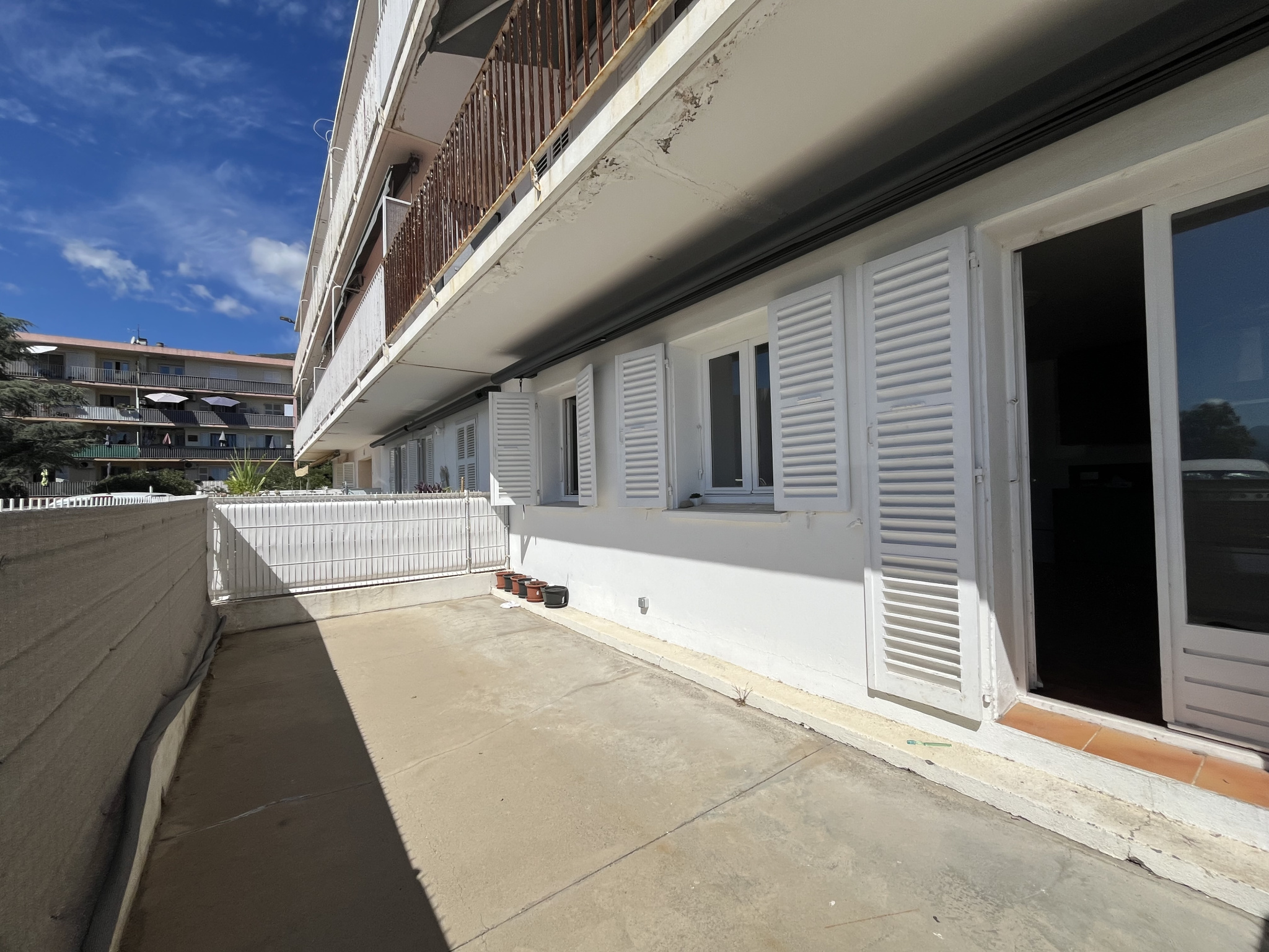 BIGUGLIA - T4 traversant avec parking - proche toutes commodités