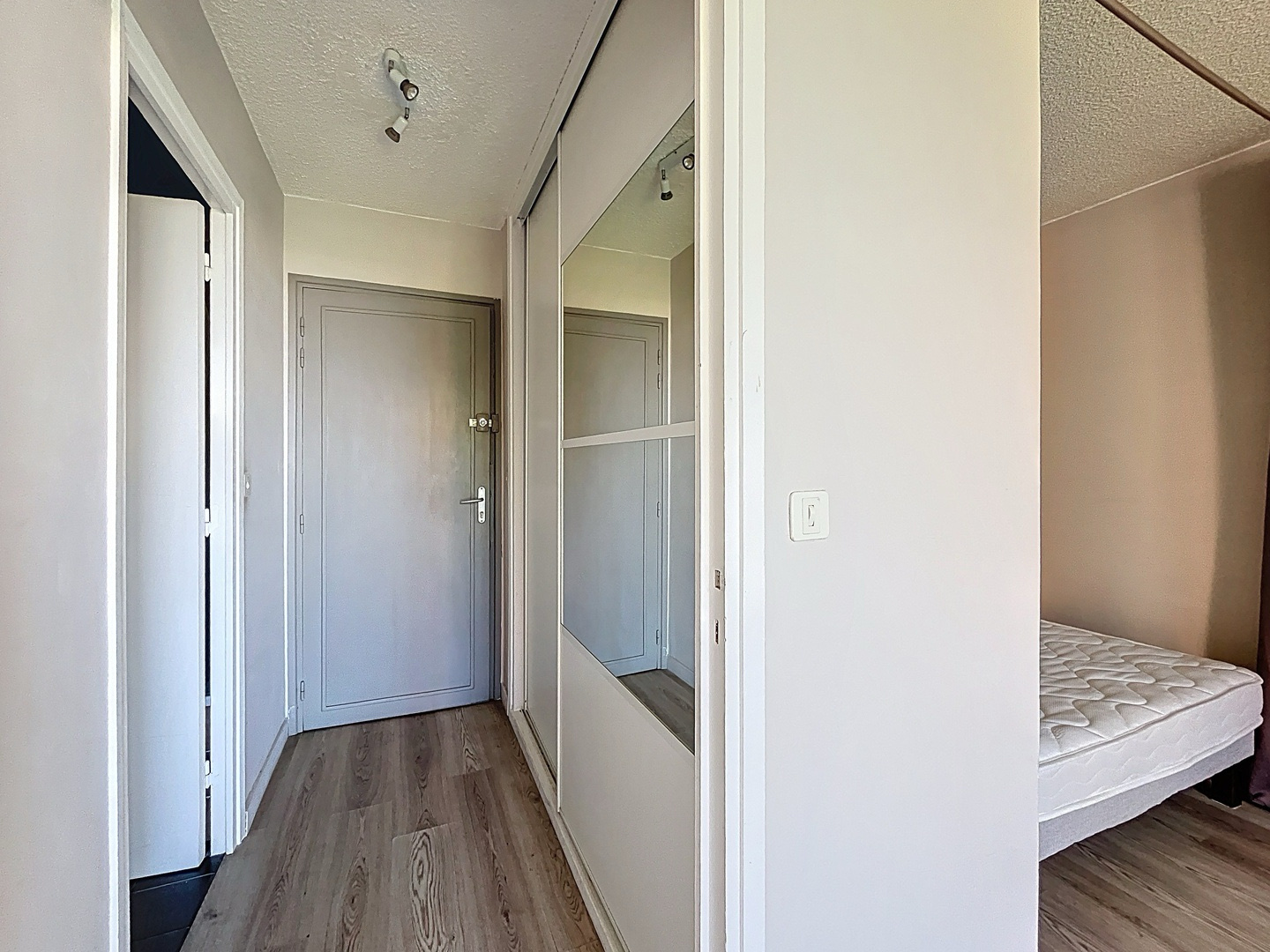 À Vendre : Studio Meublé 23,95 m2 à Bastia   Rue Falconaja - parking privé
