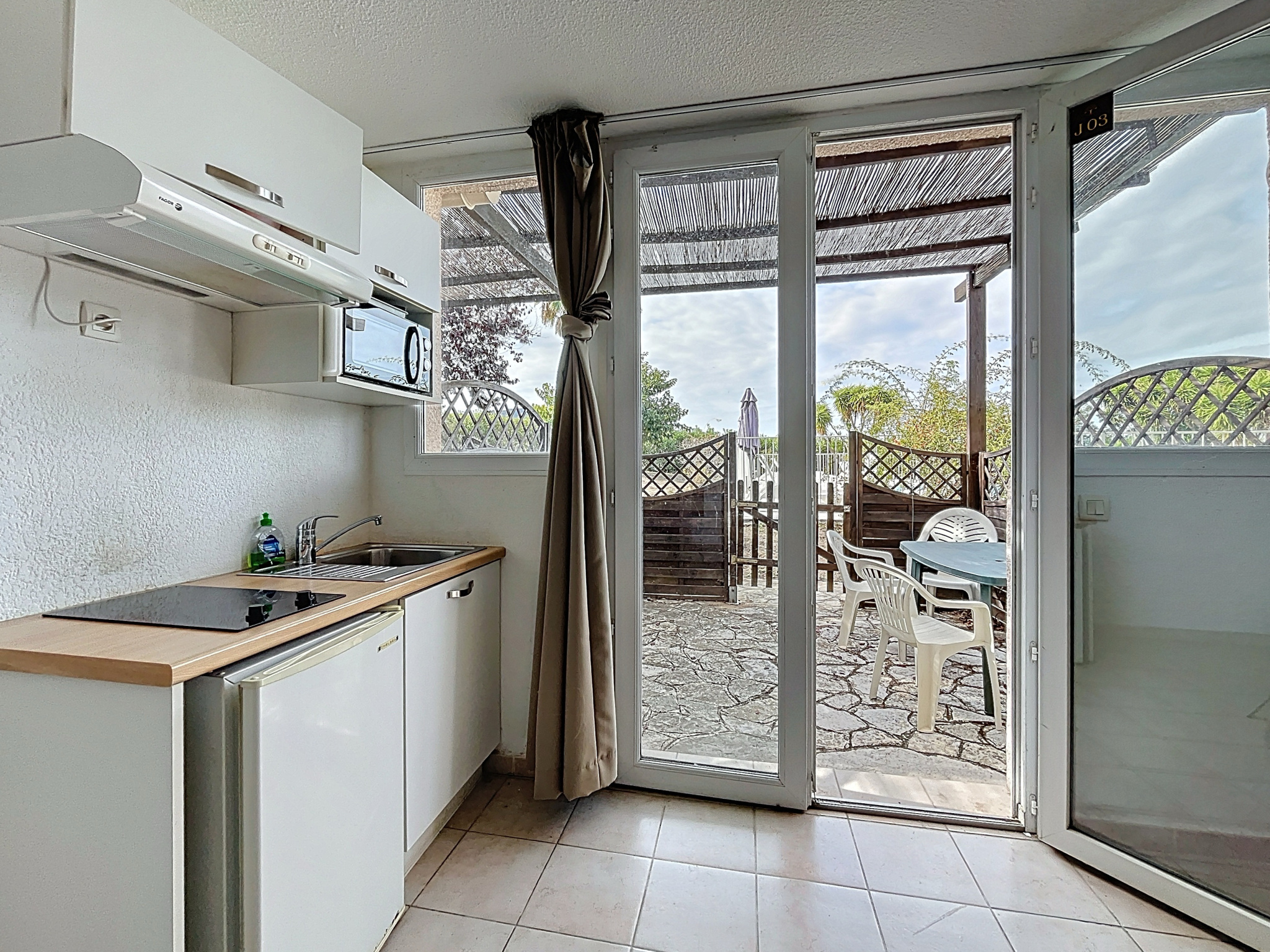 SAINT FLORENT - STUDIO CABINE AVEC TERRASSE