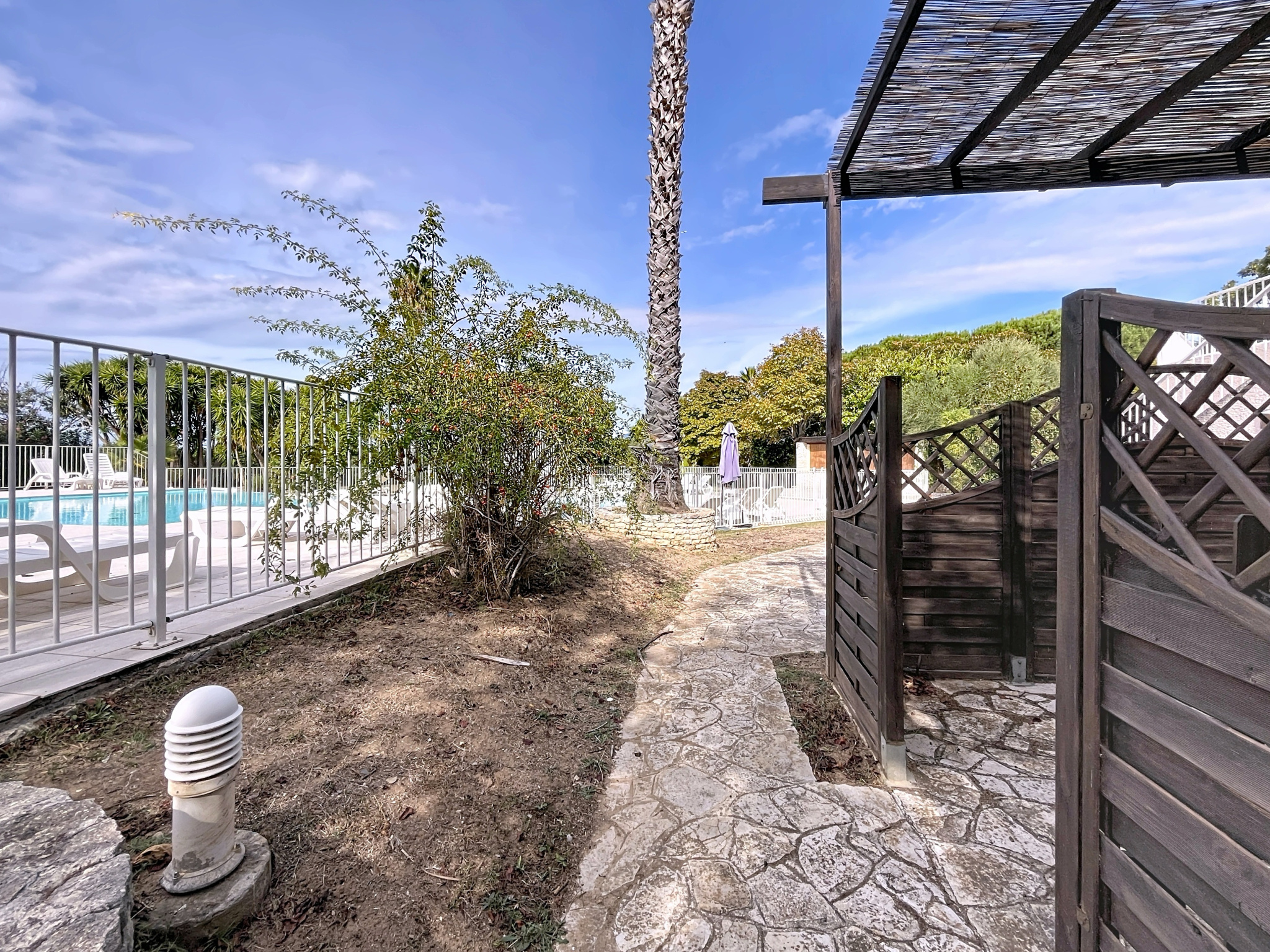 SAINT FLORENT - STUDIO CABINE AVEC TERRASSE