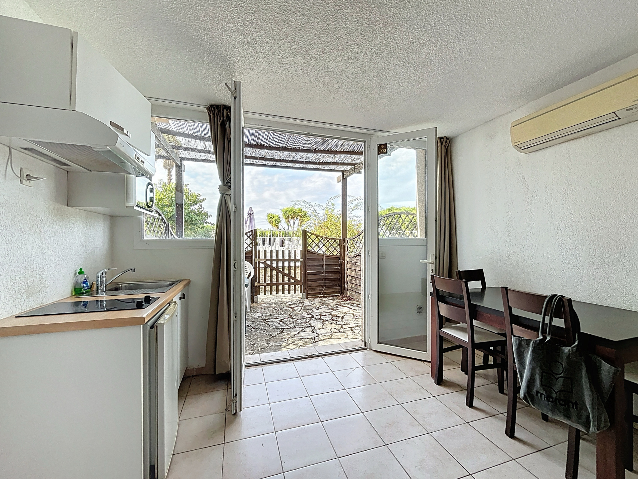 SAINT FLORENT - STUDIO CABINE AVEC TERRASSE