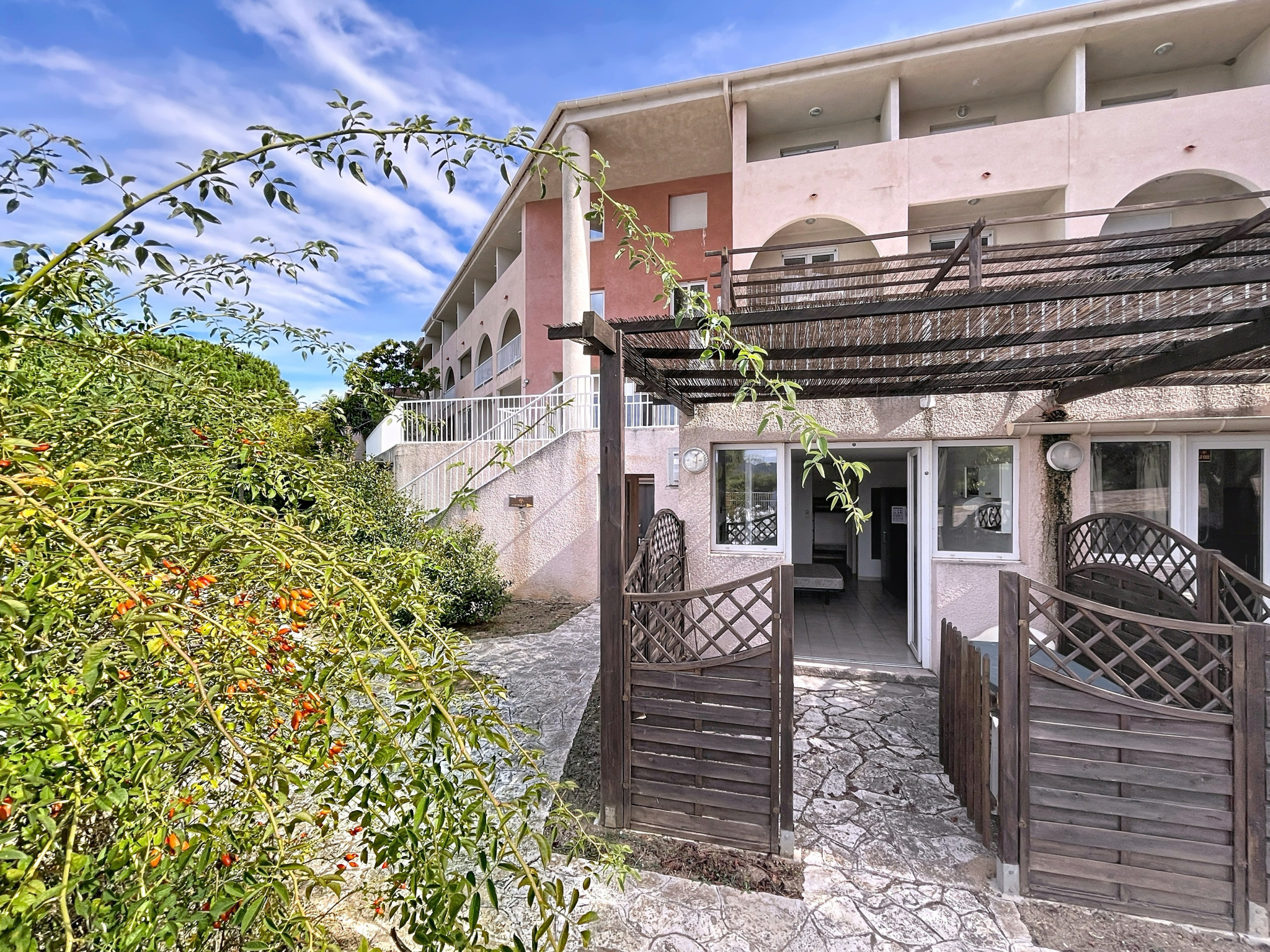 SAINT FLORENT - STUDIO CABINE AVEC TERRASSE