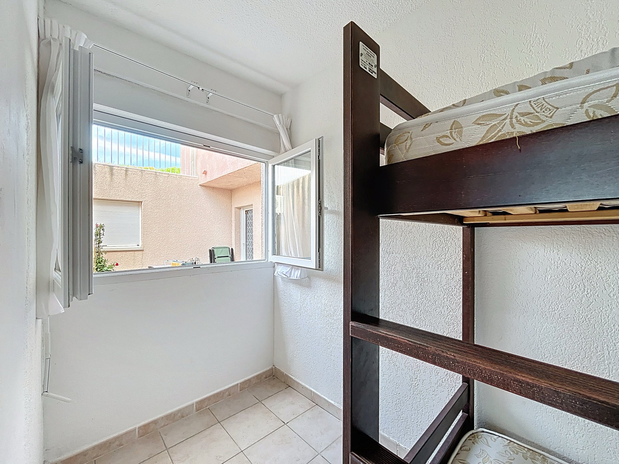 SAINT FLORENT - STUDIO CABINE AVEC TERRASSE