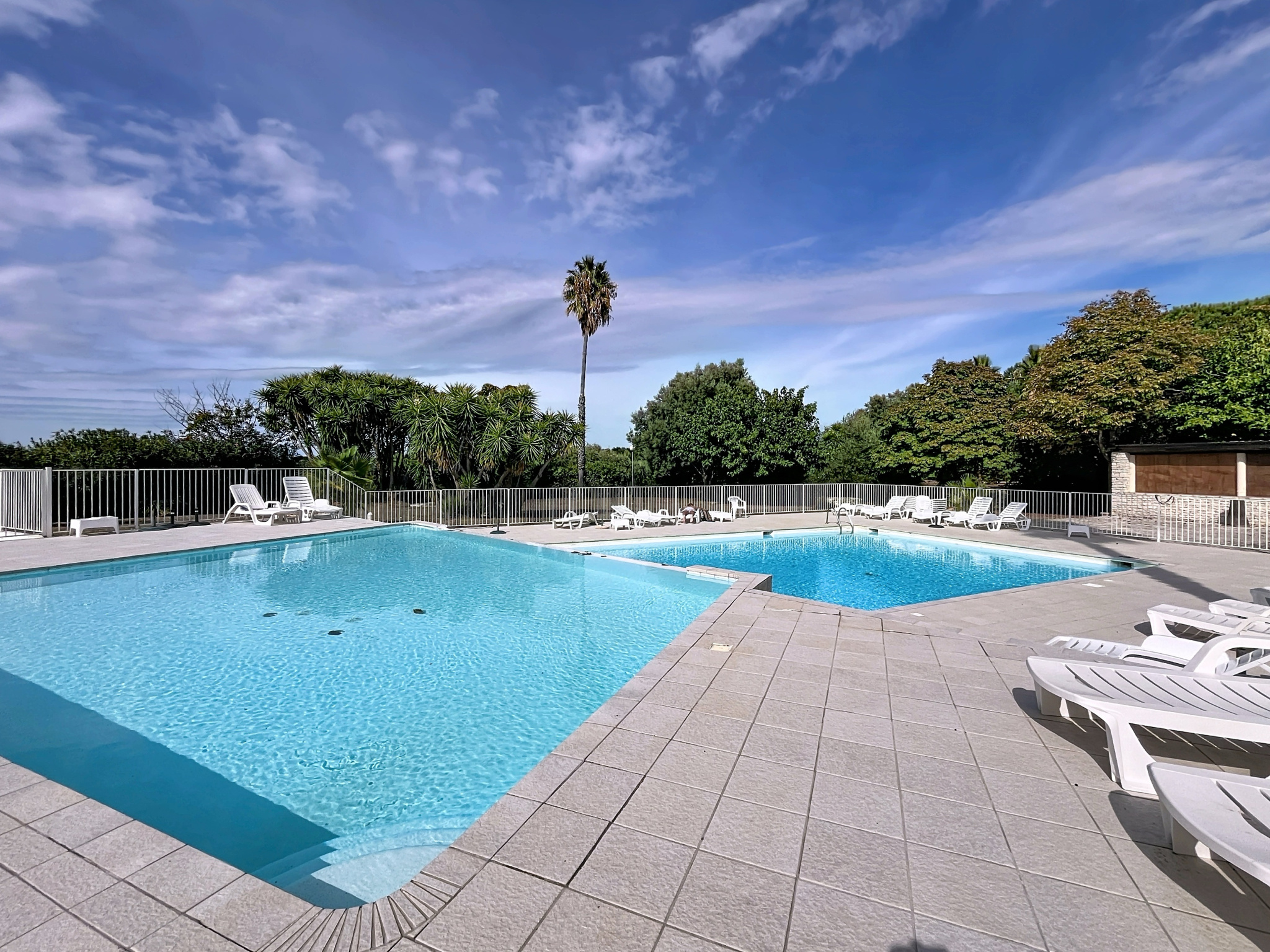 SAINT FLORENT - STUDIO CABINE AVEC TERRASSE