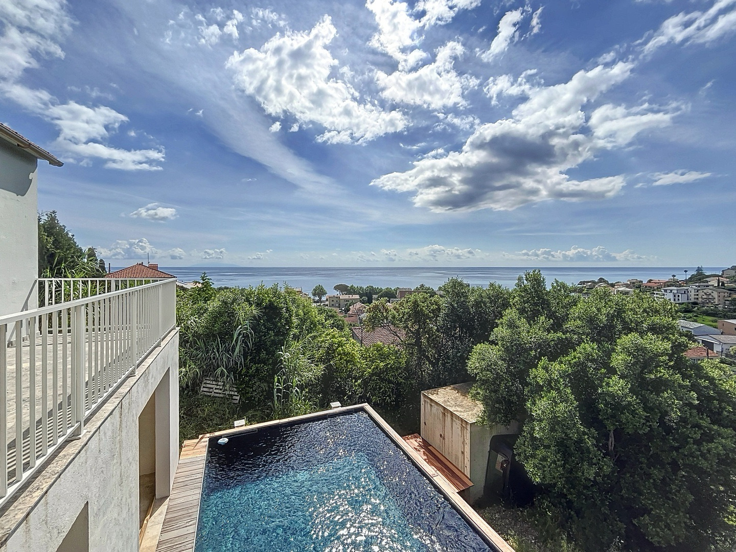 VILLA AVEC PISCINE MIOMO ET VUE MER - EMPLACEMENT PRIVILEGIE