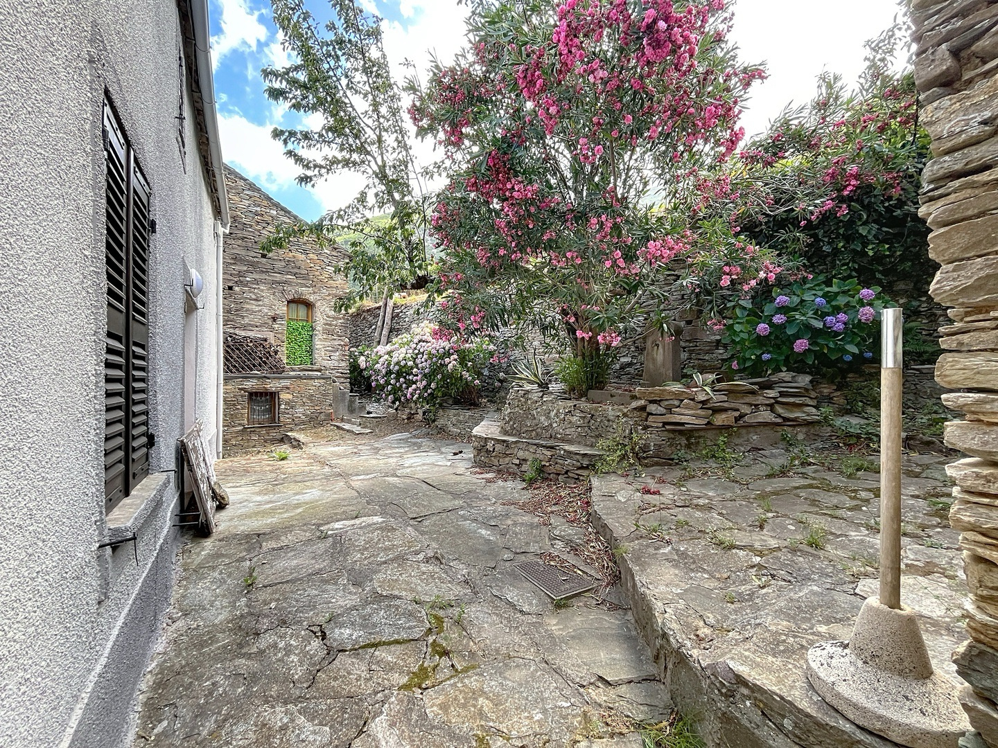 À VENDRE   Charmante Maison de Village avec Vue Mer