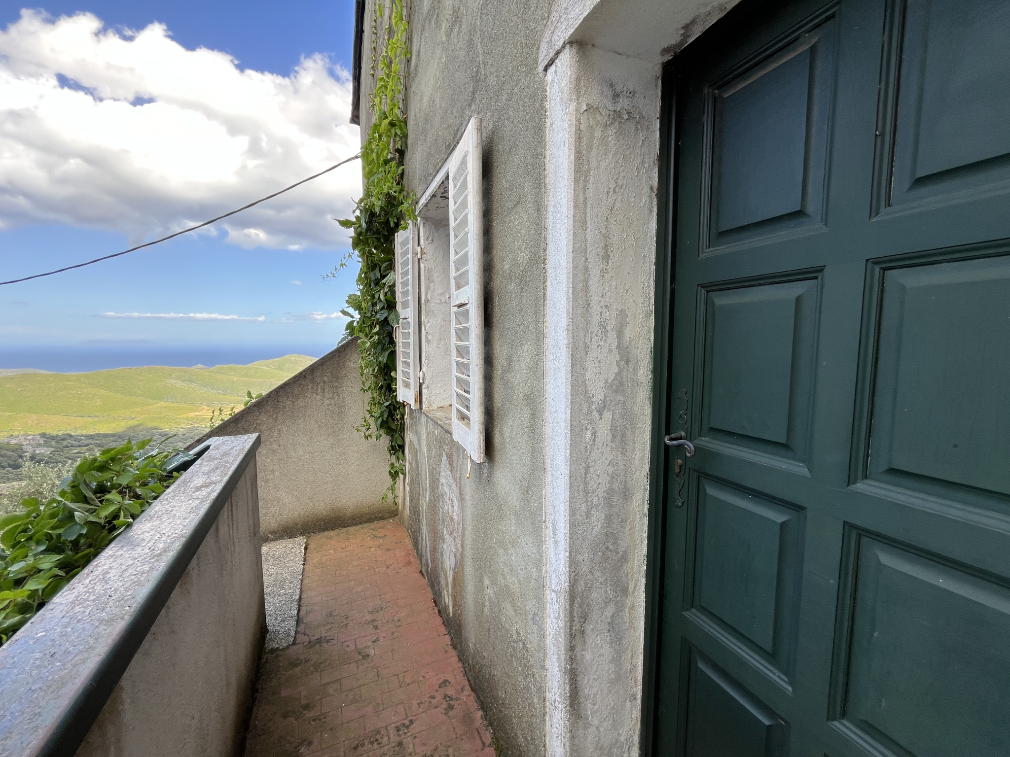 À VENDRE   Charmante Maison de Village avec Vue Mer