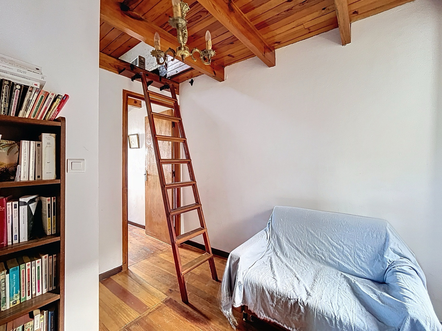 À VENDRE   Charmante Maison de Village avec Vue Mer