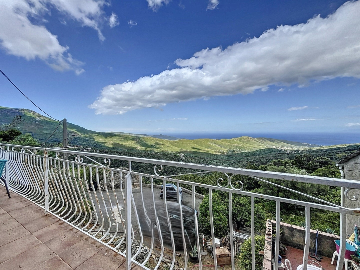 À VENDRE   Charmante Maison de Village avec Vue Mer