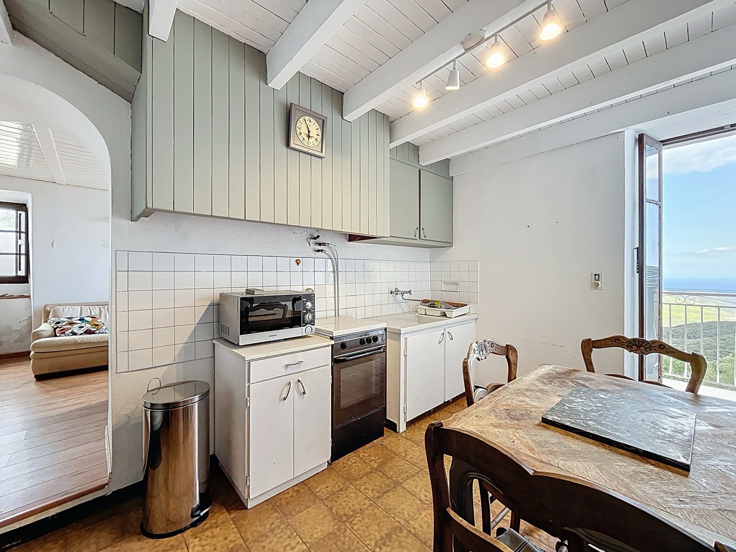 À VENDRE   Charmante Maison de Village avec Vue Mer