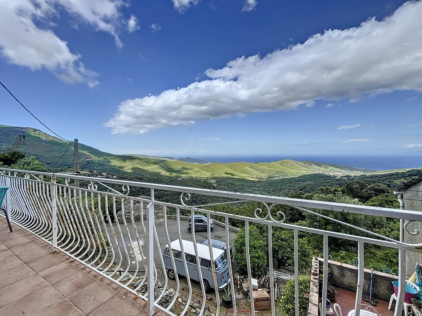 À VENDRE   Charmante Maison de Village avec Vue Mer