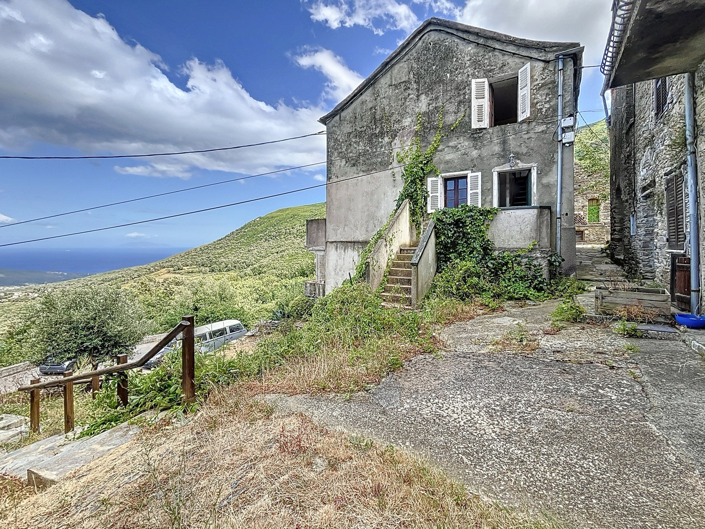 À VENDRE   Charmante Maison de Village avec Vue Mer