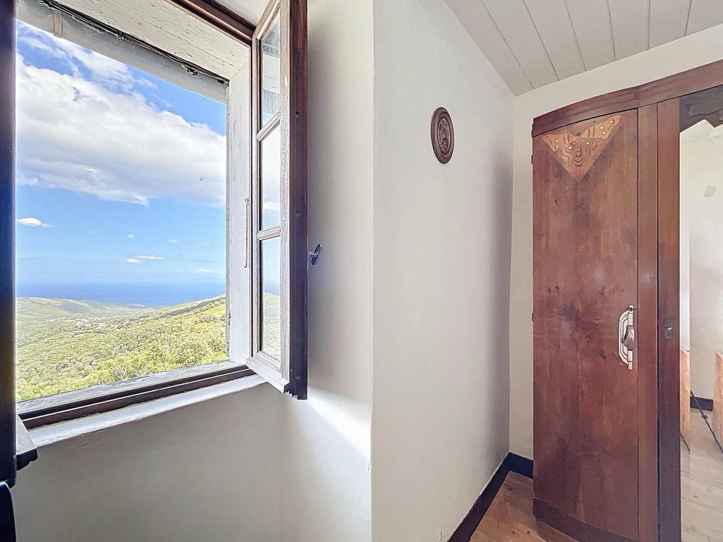 À VENDRE   Charmante Maison de Village avec Vue Mer