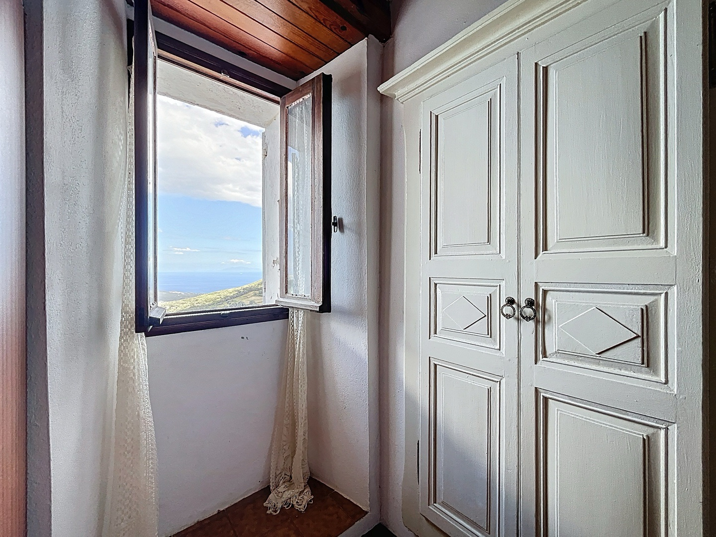À VENDRE   Charmante Maison de Village avec Vue Mer