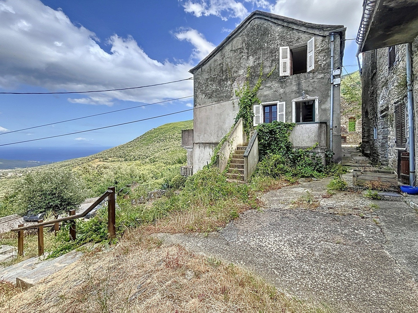À VENDRE   Charmante Maison de Village avec Vue Mer