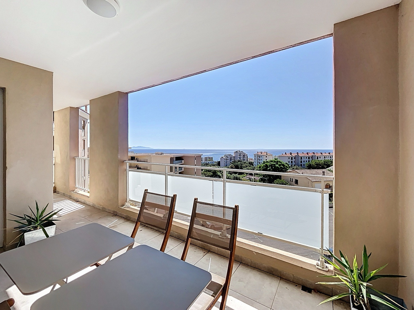 À vendre   Appartement F2 récent avec terrasse vue mer au Macchione, Bastia
