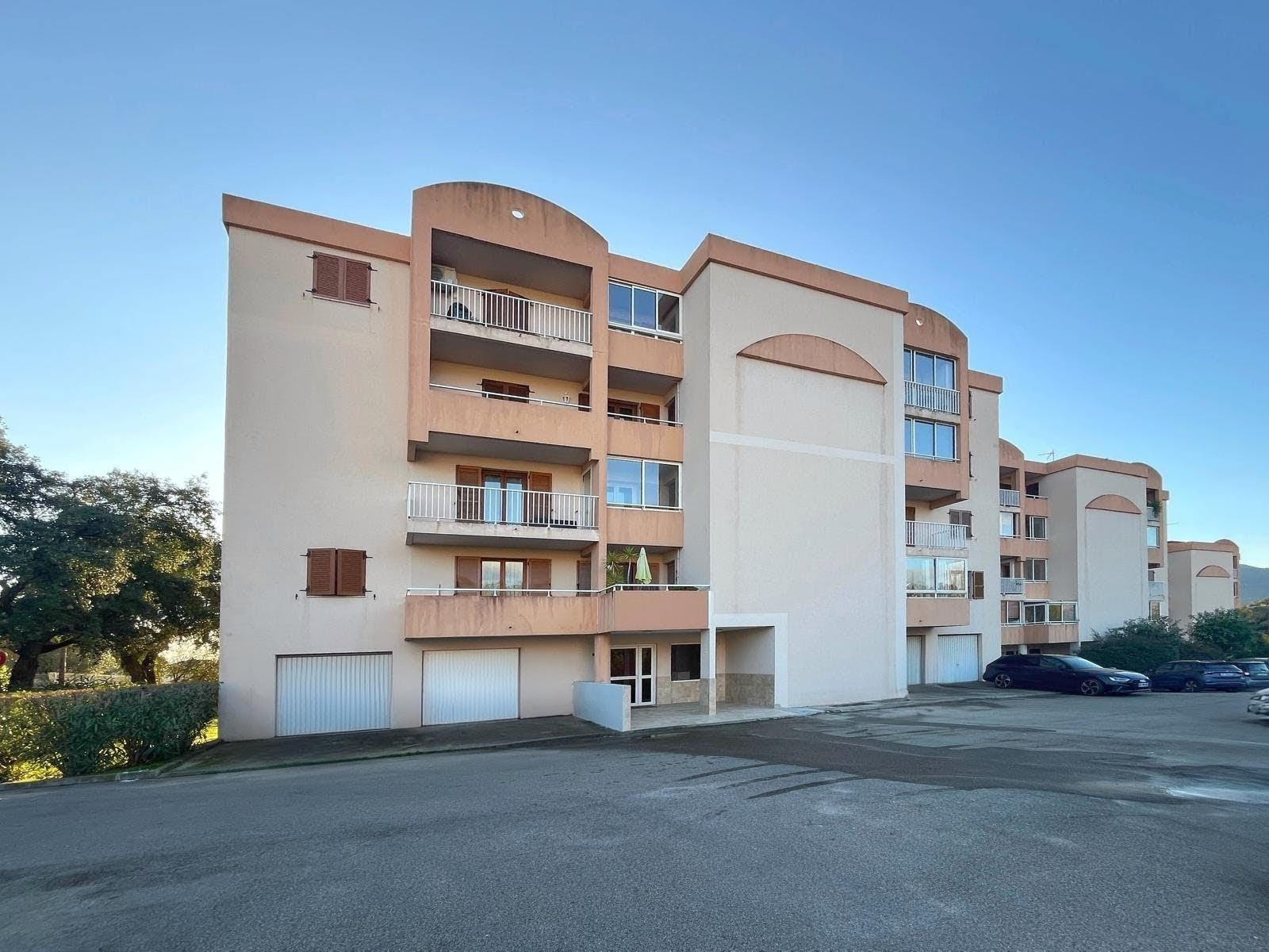 Quartier Pietralba, Élégant appartement T3 de 80 m2 avec terrasse et vue sur parc   Ajaccio