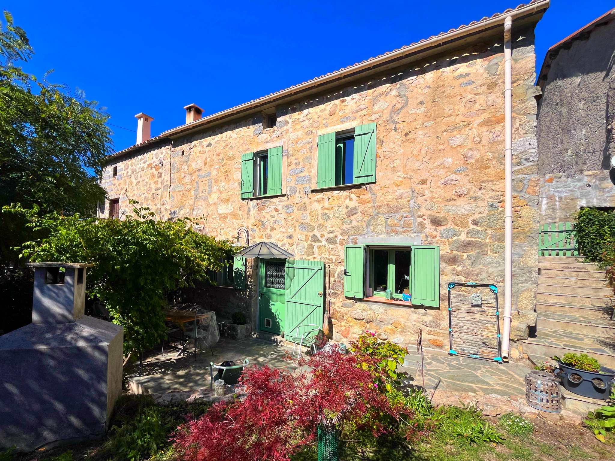 Maison en pierre au cœur de Bastelica : charme, authenticité et art de vivre