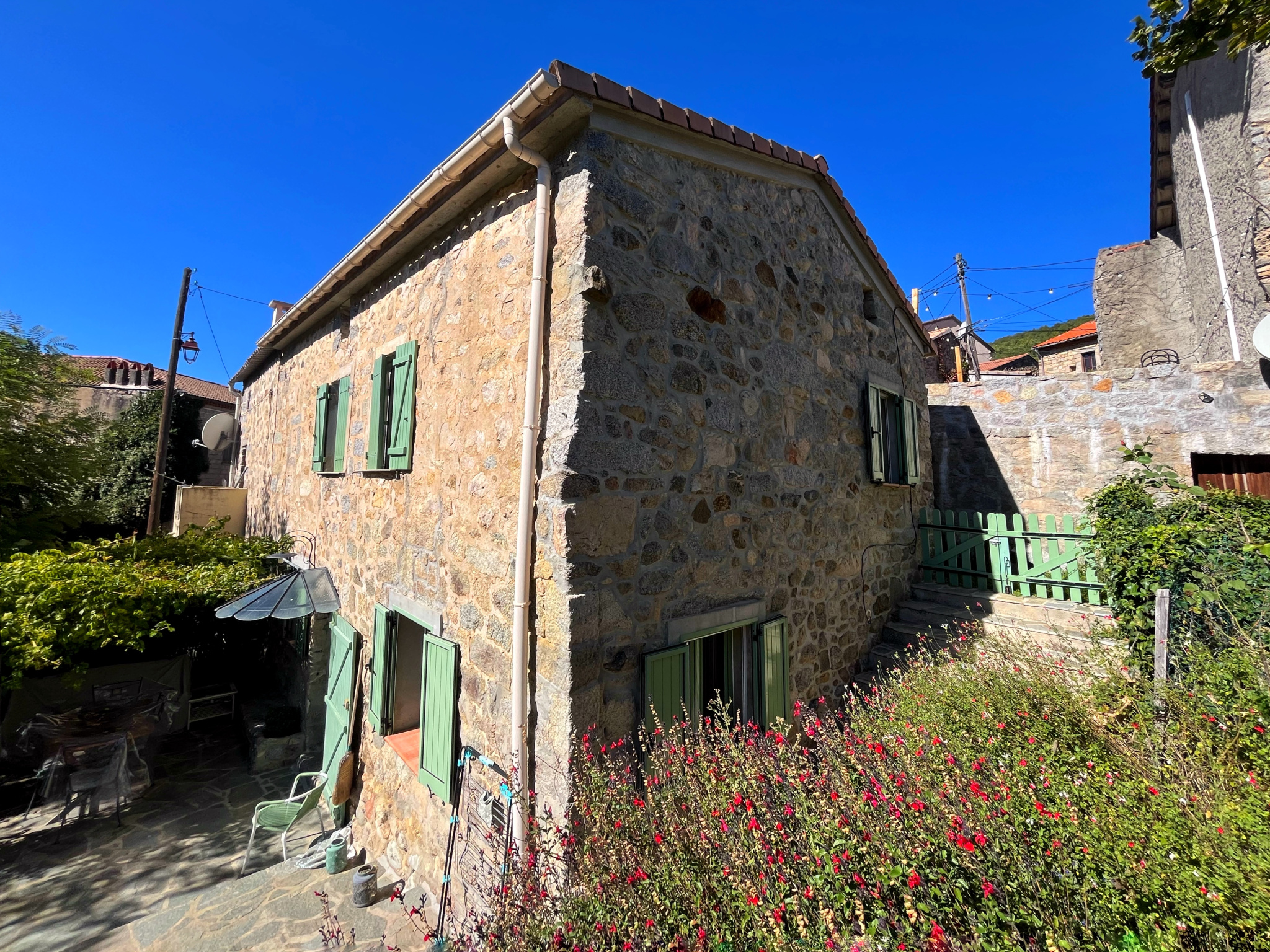 Maison en pierre au cœur de Bastelica : charme, authenticité et art de vivre