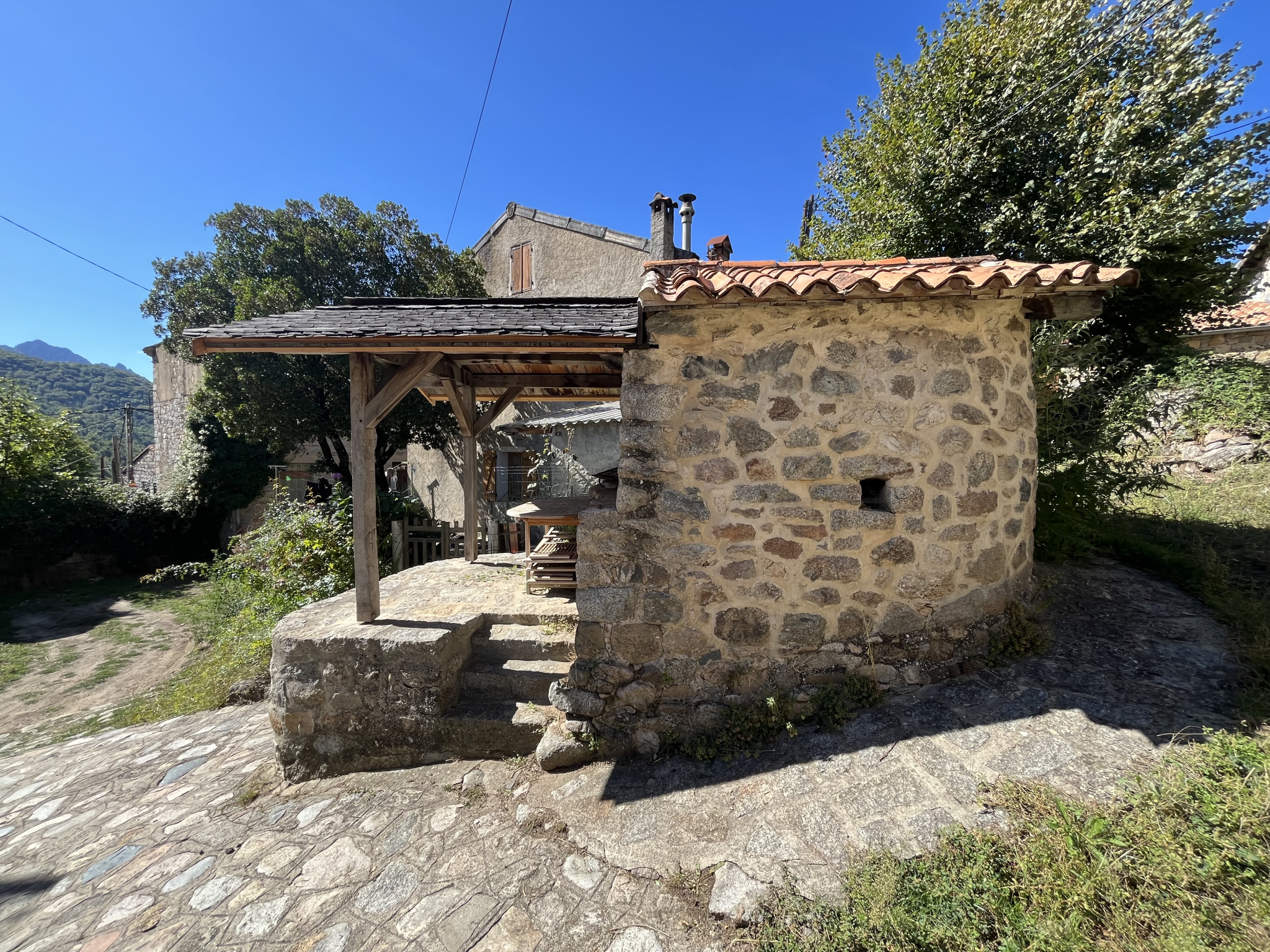 Maison en pierre au cœur de Bastelica : charme, authenticité et art de vivre