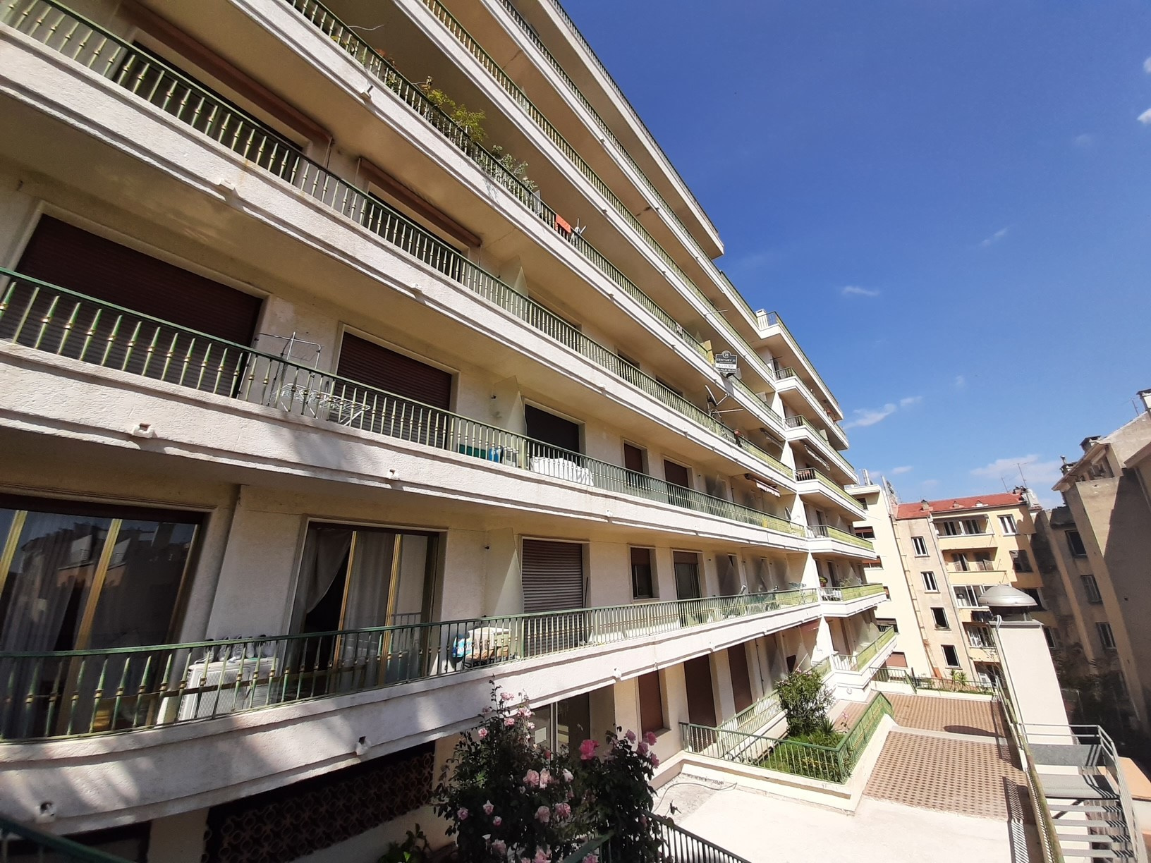 AJACCIO - RARE GRAND T3/4 AU COURS DE LA VILLE DANS UNE RESIDENCE PRISÉE