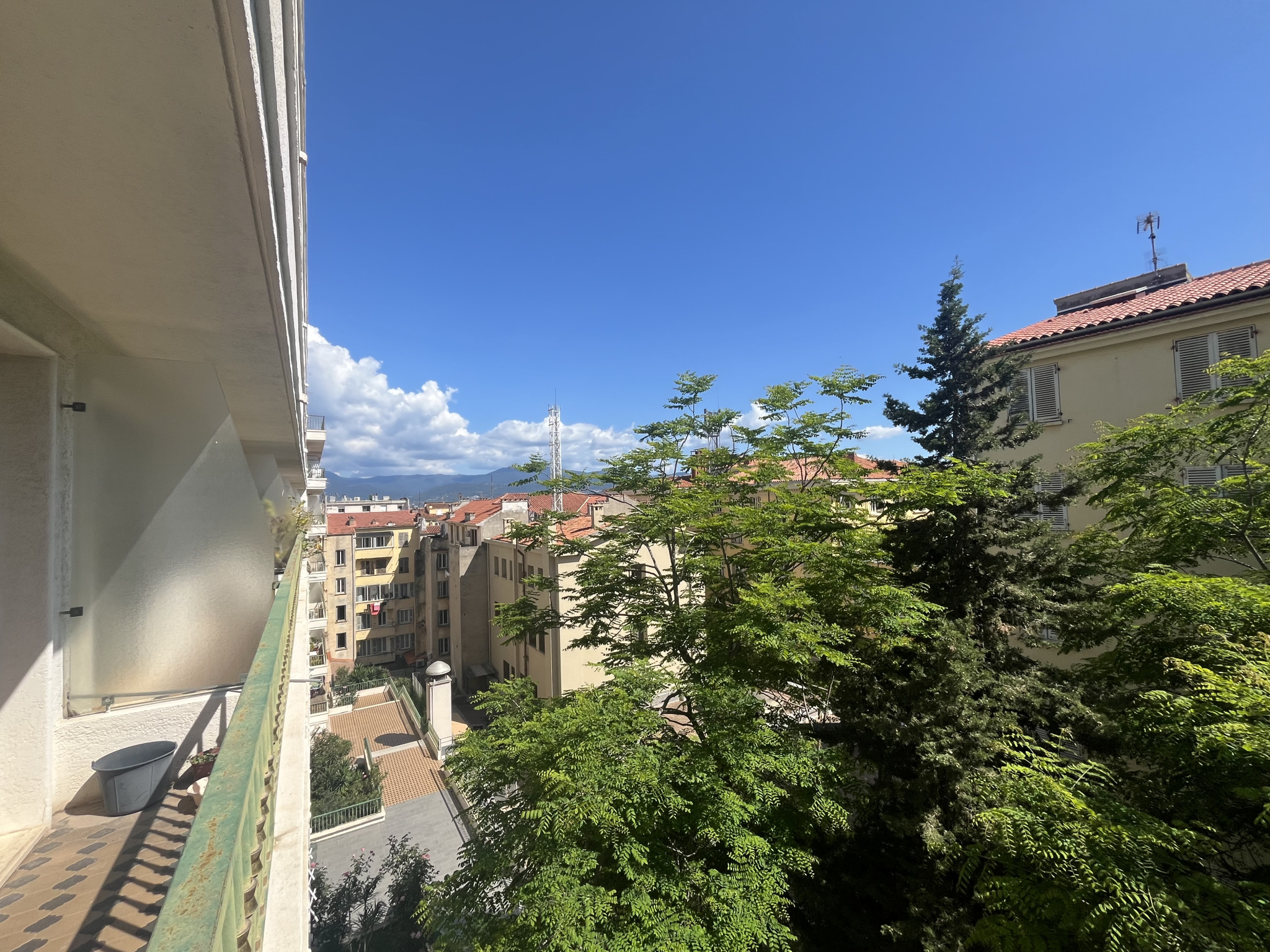 AJACCIO - RARE GRAND T3/4 AU COURS DE LA VILLE DANS UNE RESIDENCE PRISÉE