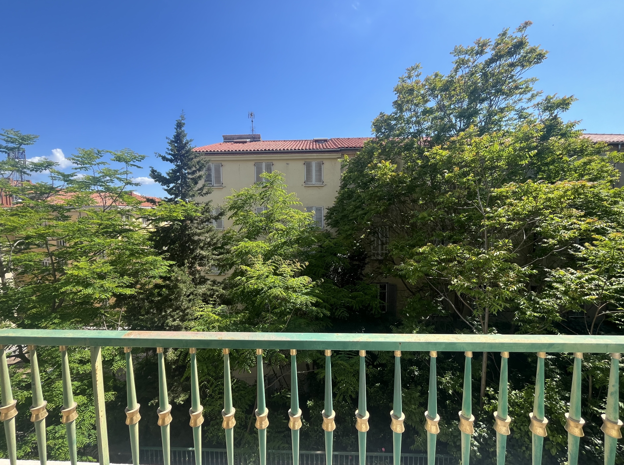 AJACCIO - RARE GRAND T3/4 AU COURS DE LA VILLE DANS UNE RESIDENCE PRISÉE