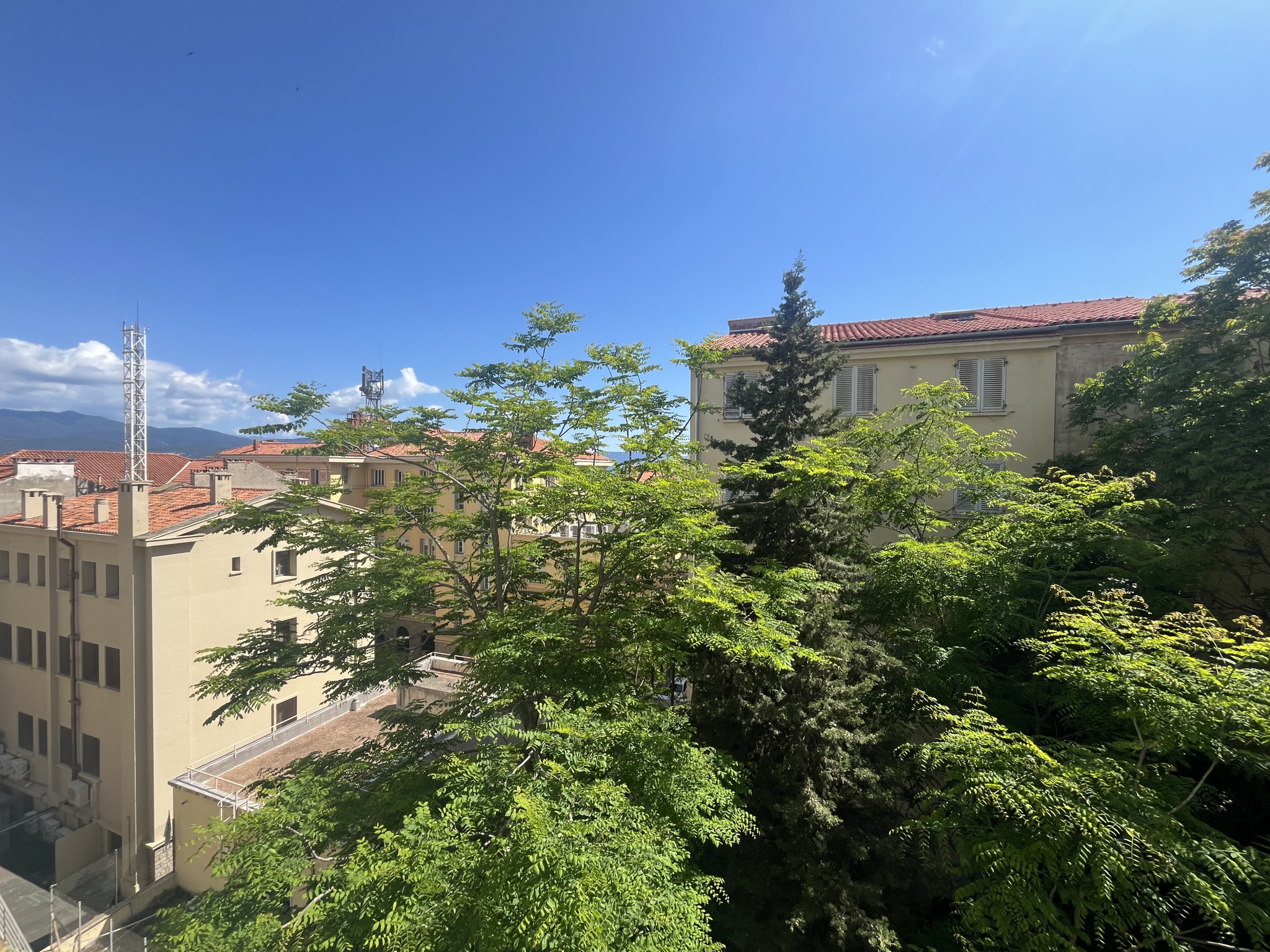 AJACCIO - RARE GRAND T3/4 AU COURS DE LA VILLE DANS UNE RESIDENCE PRISÉE