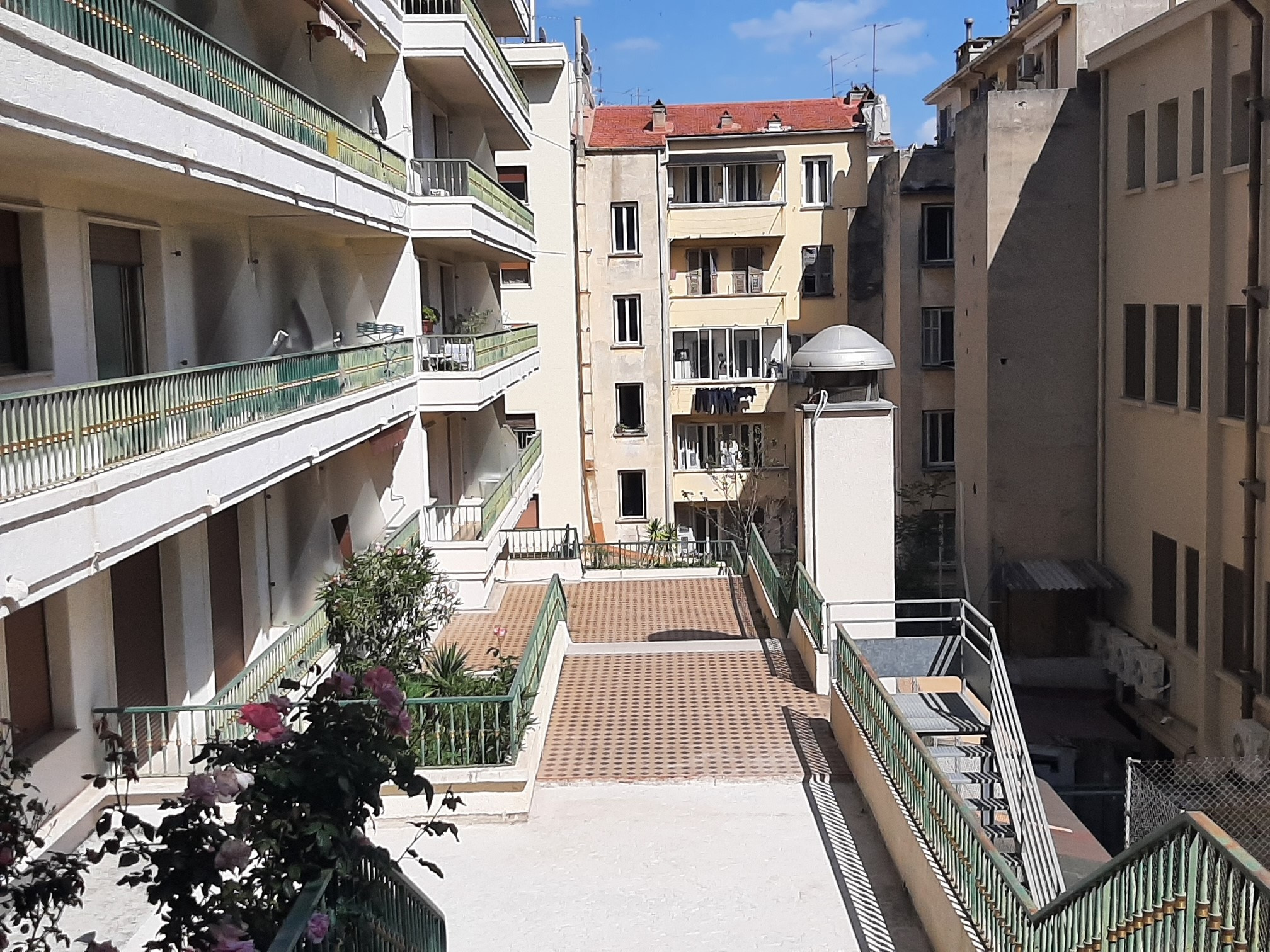 AJACCIO - RARE GRAND T3/4 AU COURS DE LA VILLE DANS UNE RESIDENCE PRISÉE