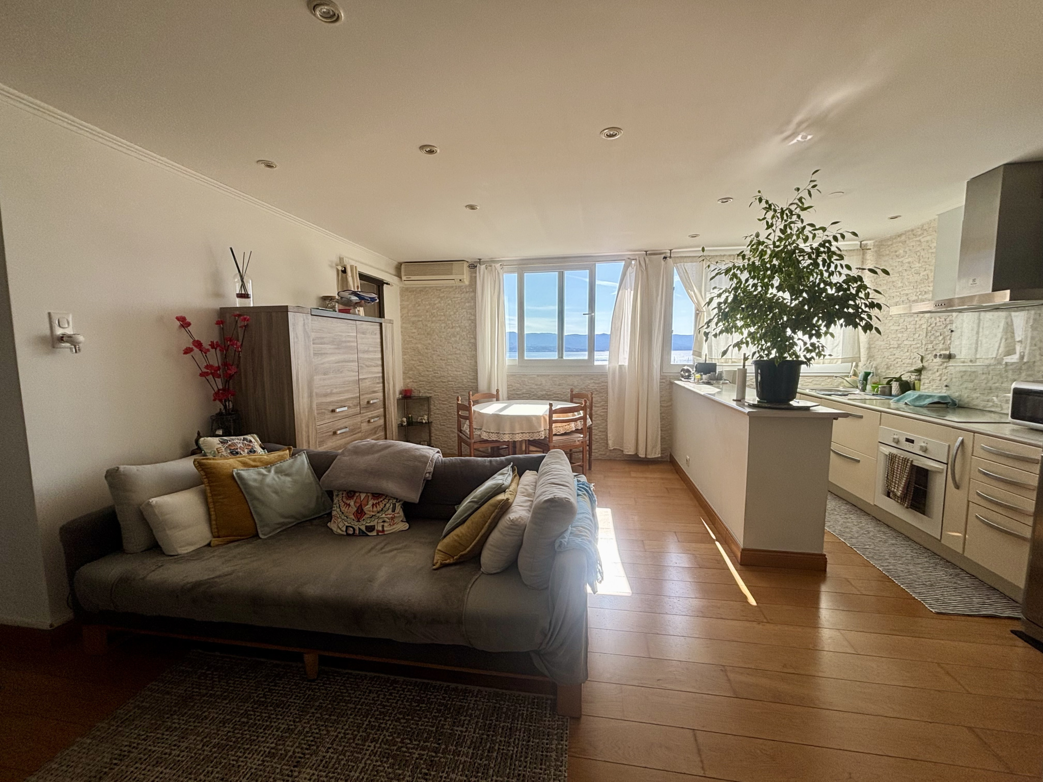 EXCLUSIVITE de votre agence Immo de Corse, 4 pièces en dernier étage, vue dégagée ville et mer, proche toutes