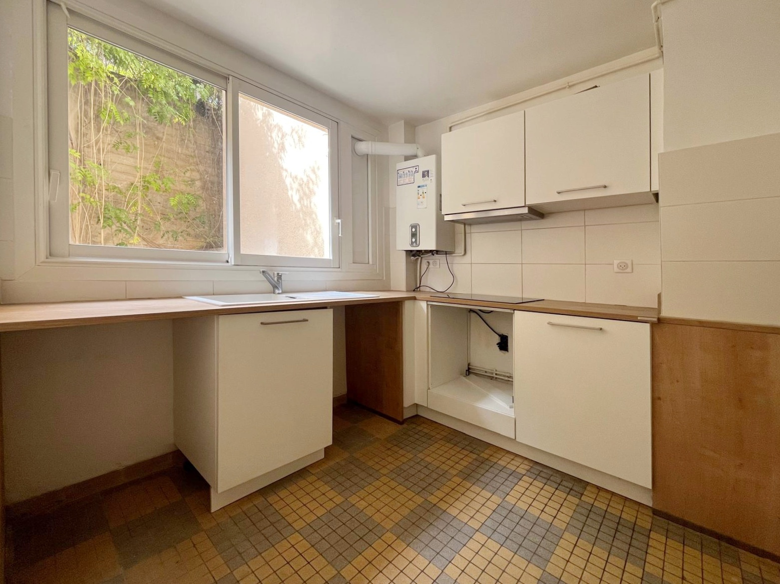 Appartement T3 60m2 avec balcon et cave   Quartier prisé proche plage du Trottel