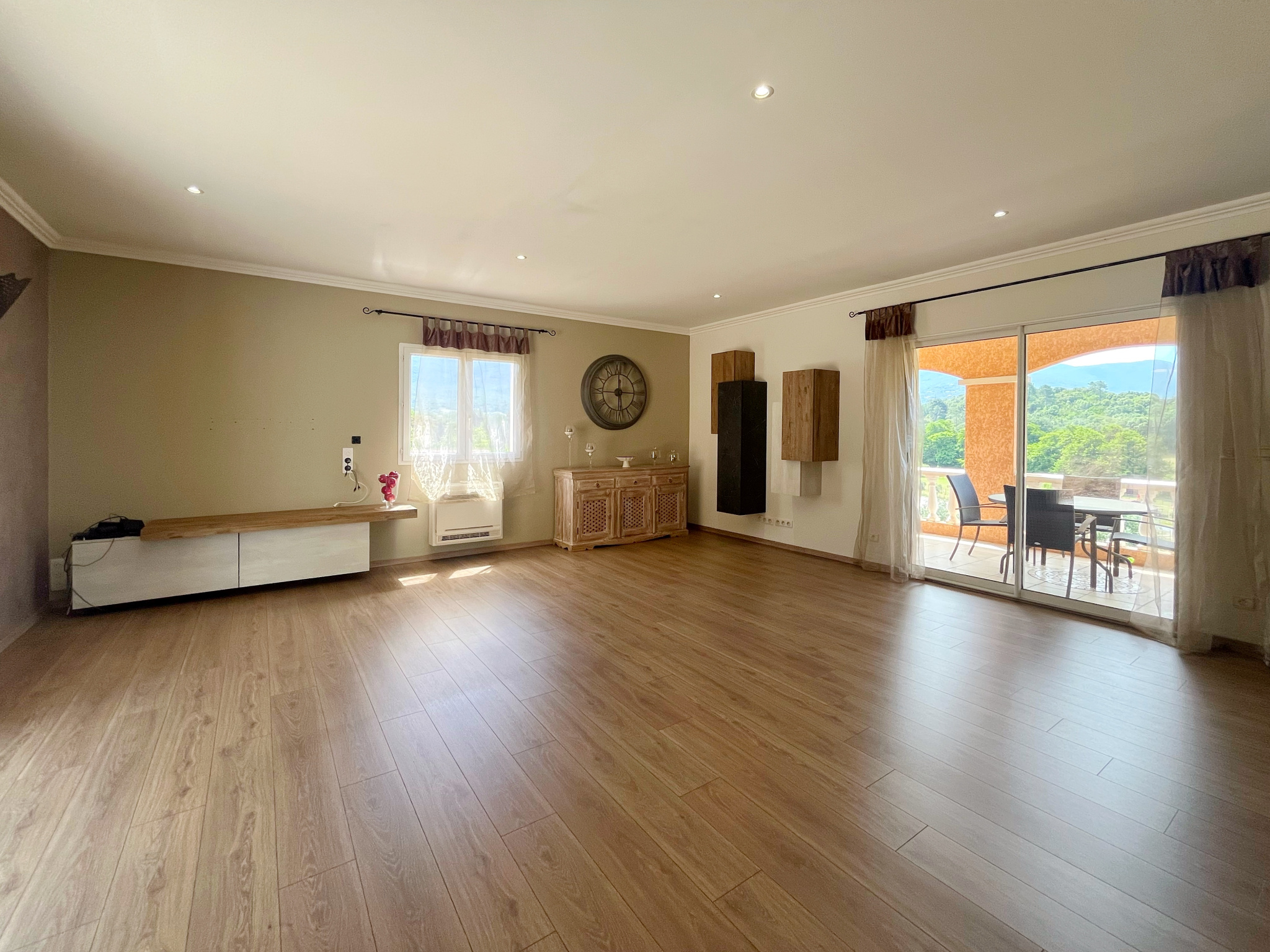 VILLA FAMILIALE  200m2 avec piscine   entre Porticcio et Bastelicaccia