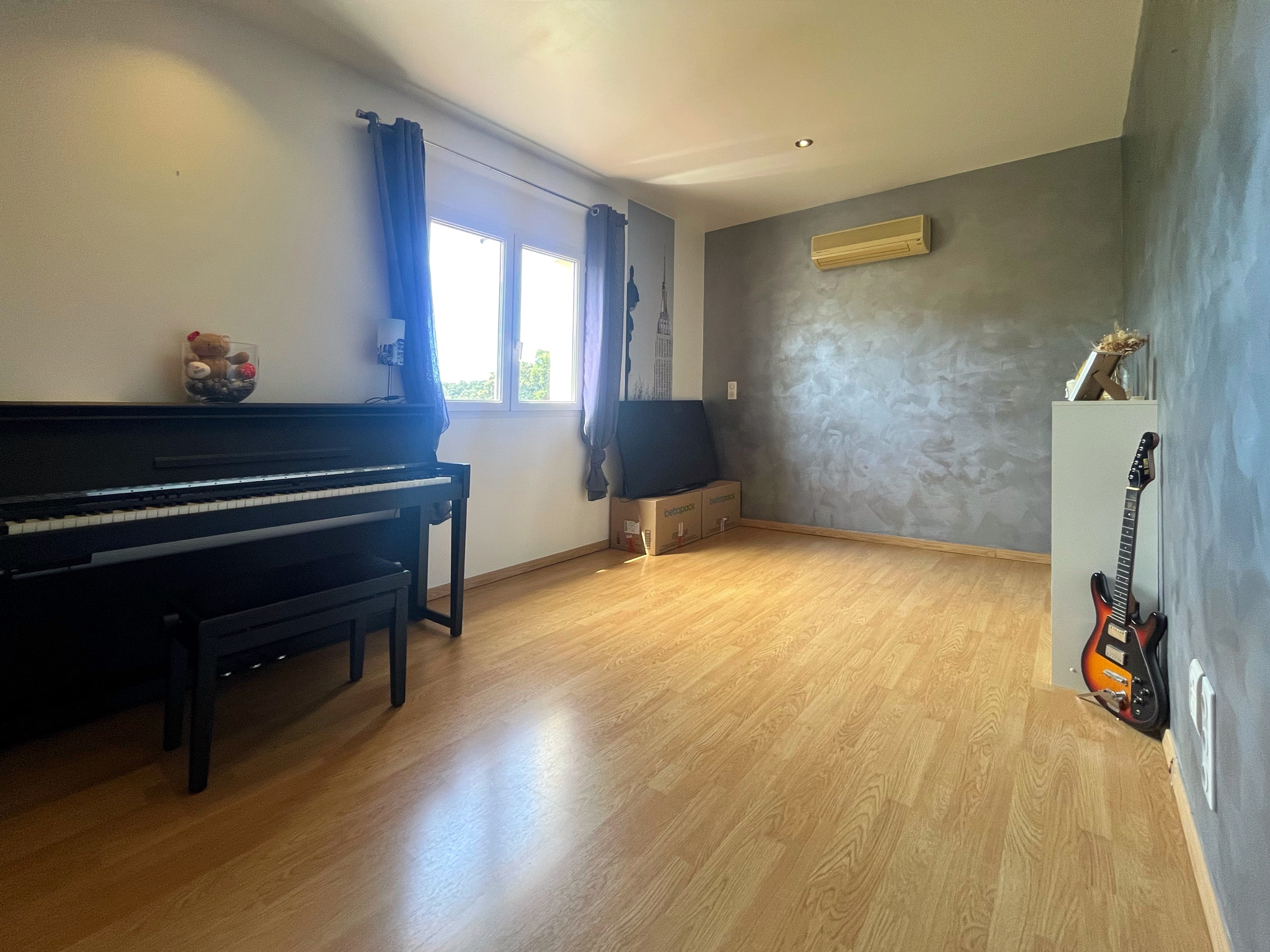 VILLA FAMILIALE  200m2 avec piscine   entre Porticcio et Bastelicaccia