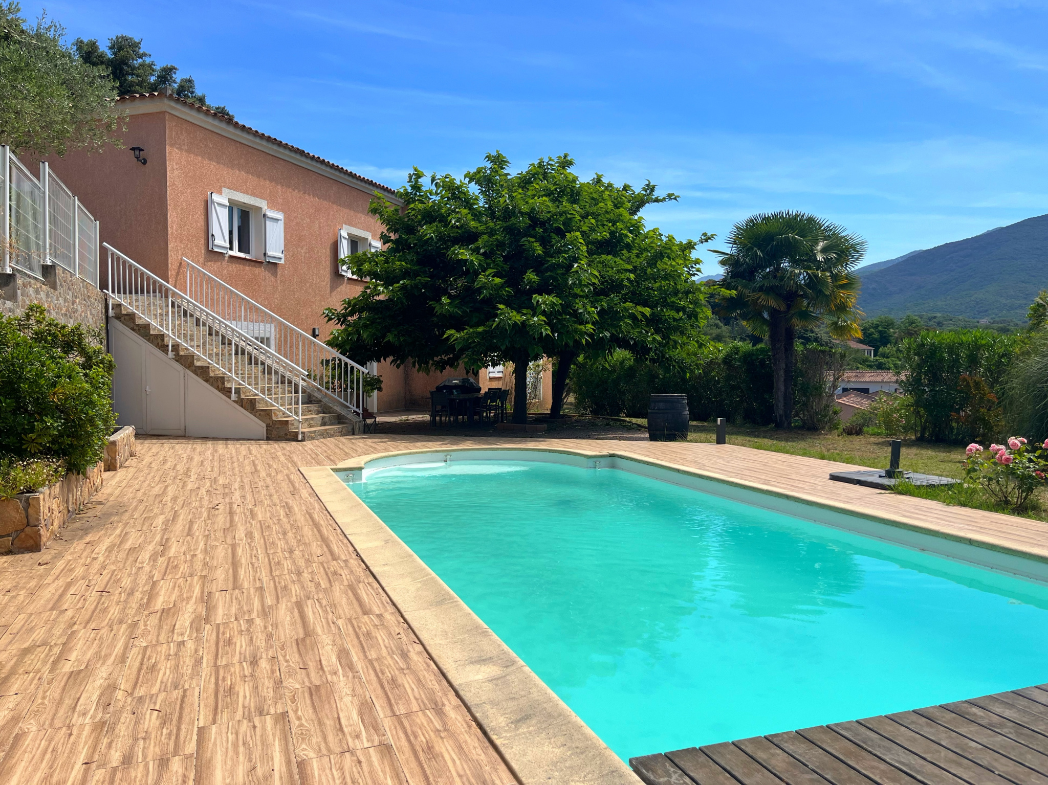 VILLA FAMILIALE  200m2 avec piscine   entre Porticcio et Bastelicaccia