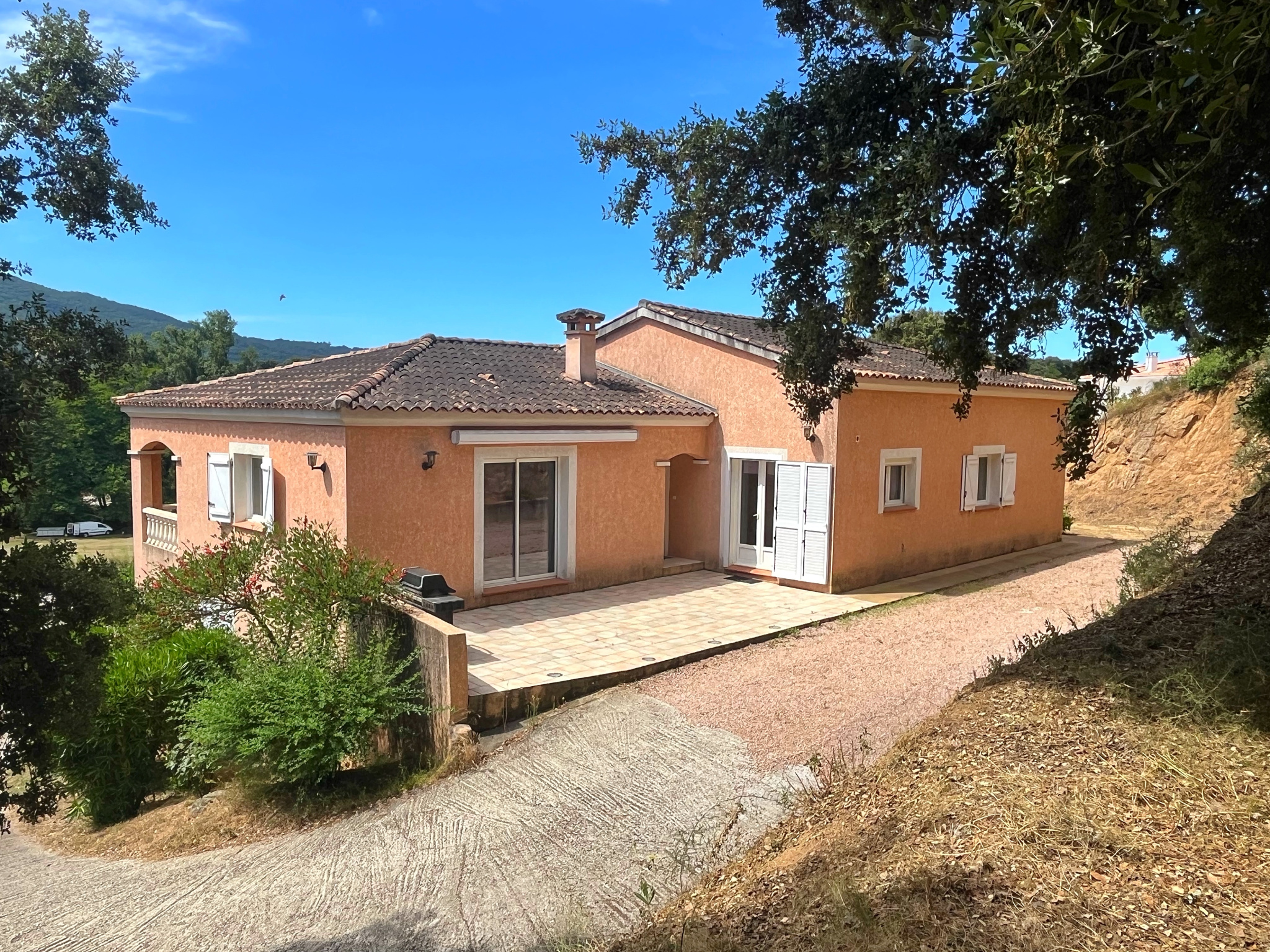 VILLA FAMILIALE  200m2 avec piscine   entre Porticcio et Bastelicaccia