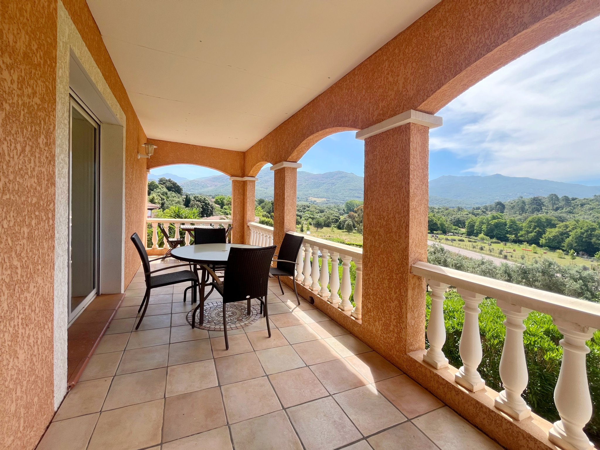 VILLA FAMILIALE  200m2 avec piscine   entre Porticcio et Bastelicaccia