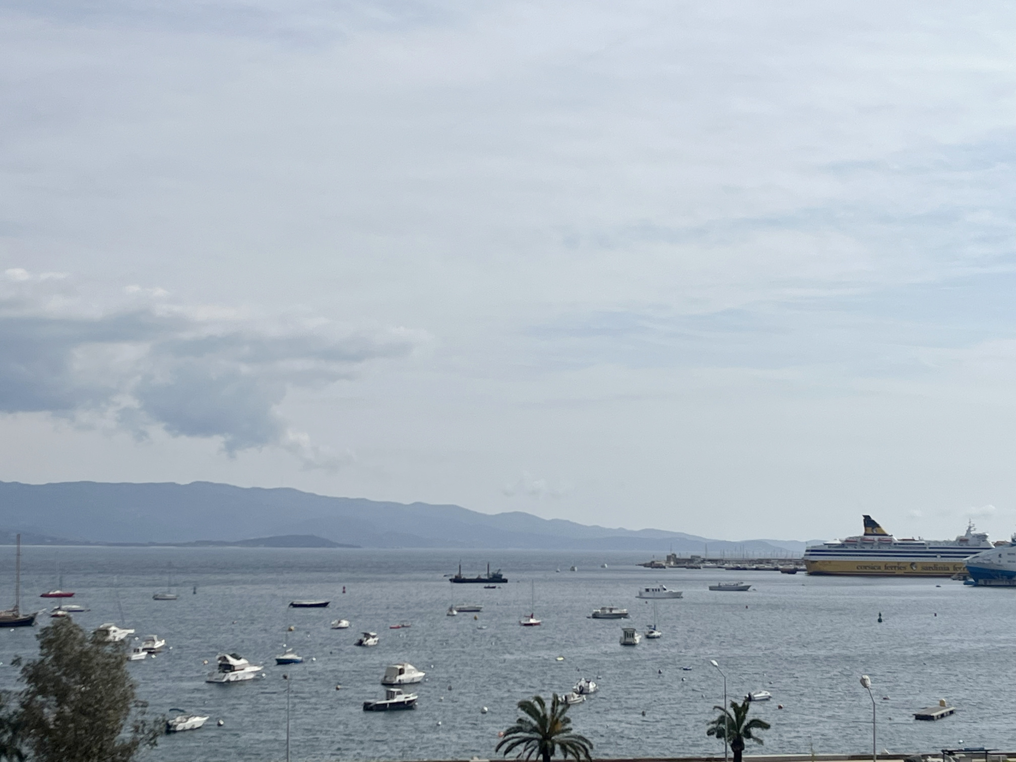 AJACCIO - GRAND T4 VUE MER DANS UNE RÉSIDENCE PRISÉE