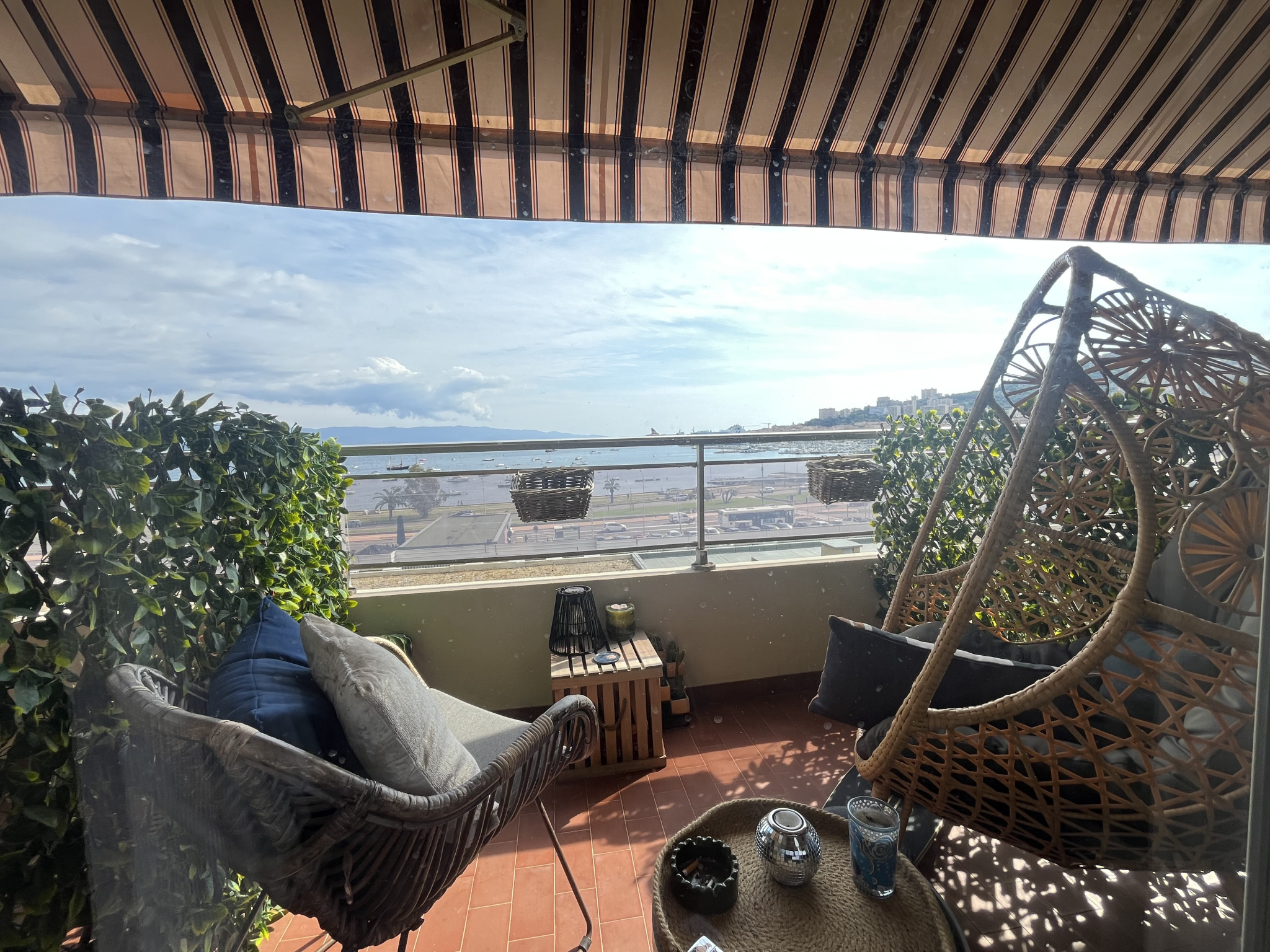 AJACCIO - GRAND T4 VUE MER DANS UNE RÉSIDENCE PRISÉE