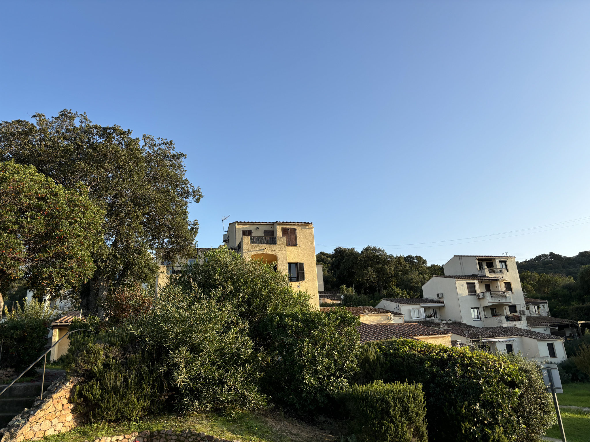RIVE SUD D'AJACCIO, proche centre Porticcio, plage et commmerces, F1 BIS avec coin nuit  et belle extérieur, a