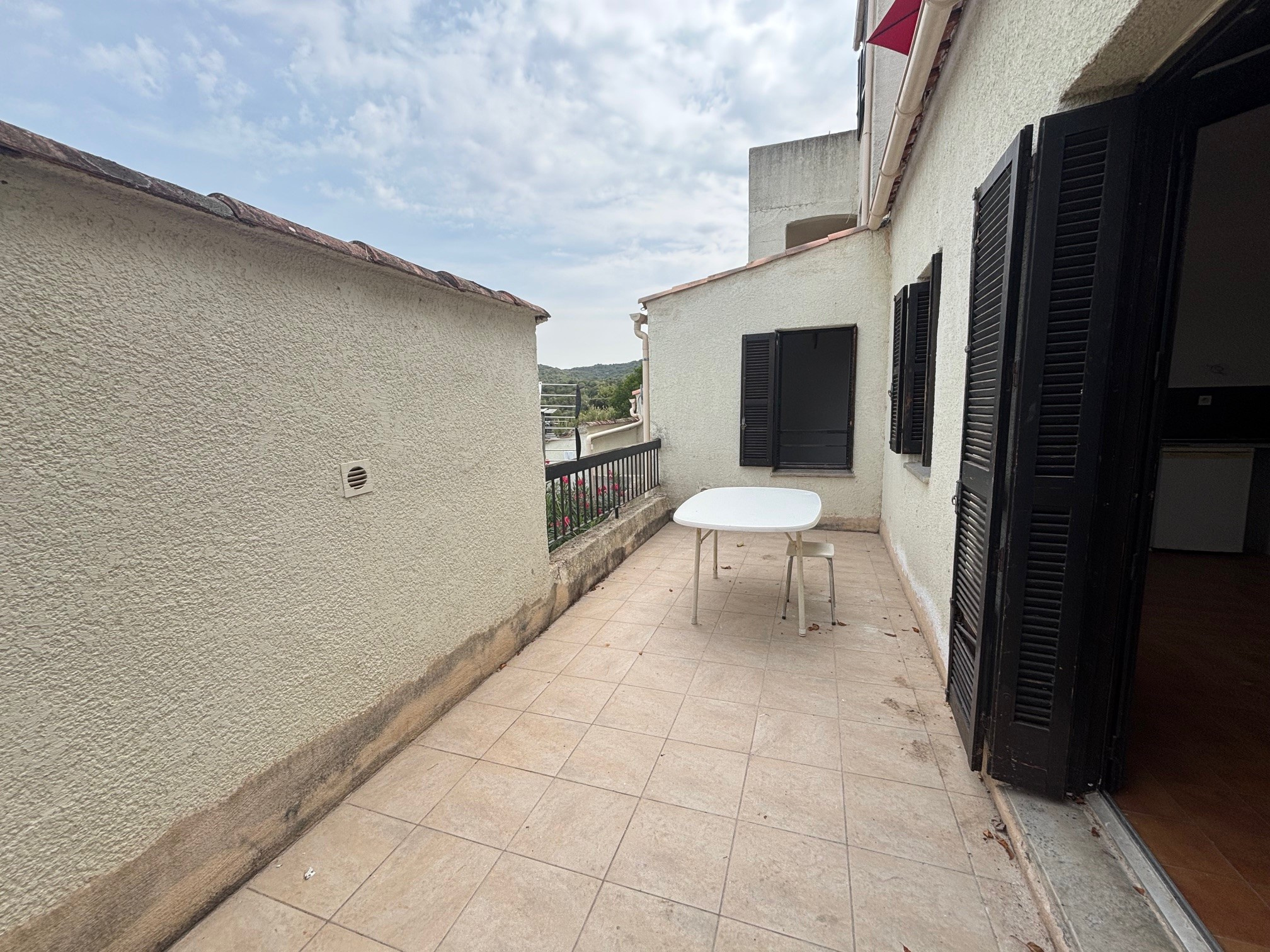 RIVE SUD D'AJACCIO, proche centre Porticcio, plage et commmerces, F1 BIS avec coin nuit  et belle extérieur, a