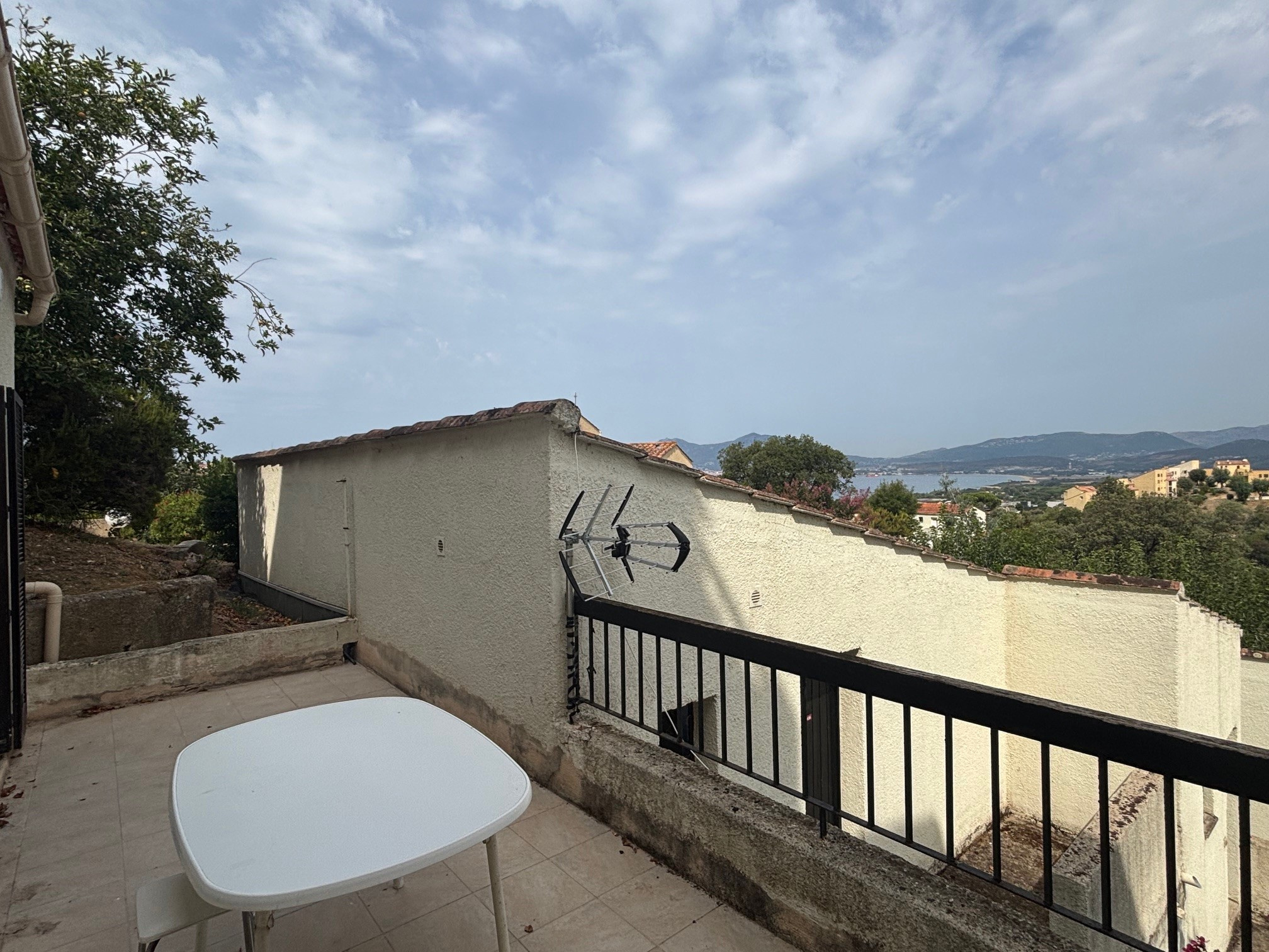 RIVE SUD D'AJACCIO, proche centre Porticcio, plage et commmerces, F1 BIS avec coin nuit  et belle extérieur, a