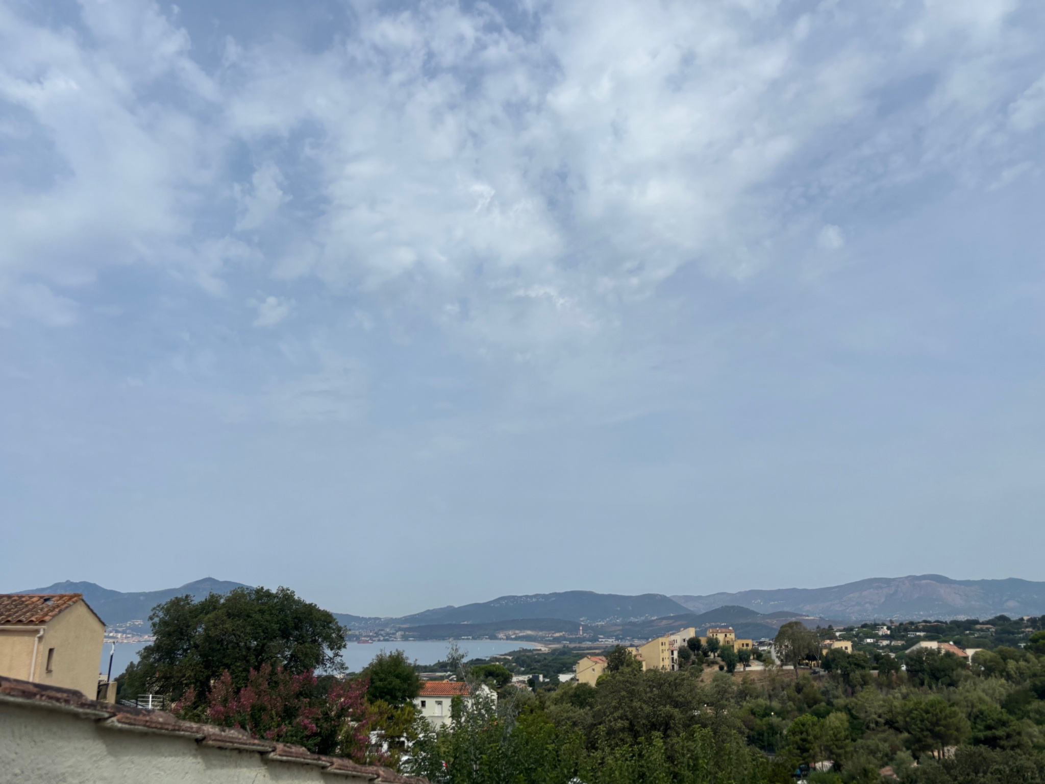 RIVE SUD D'AJACCIO, proche centre Porticcio, plage et commmerces, F1 BIS avec coin nuit  et belle extérieur, a