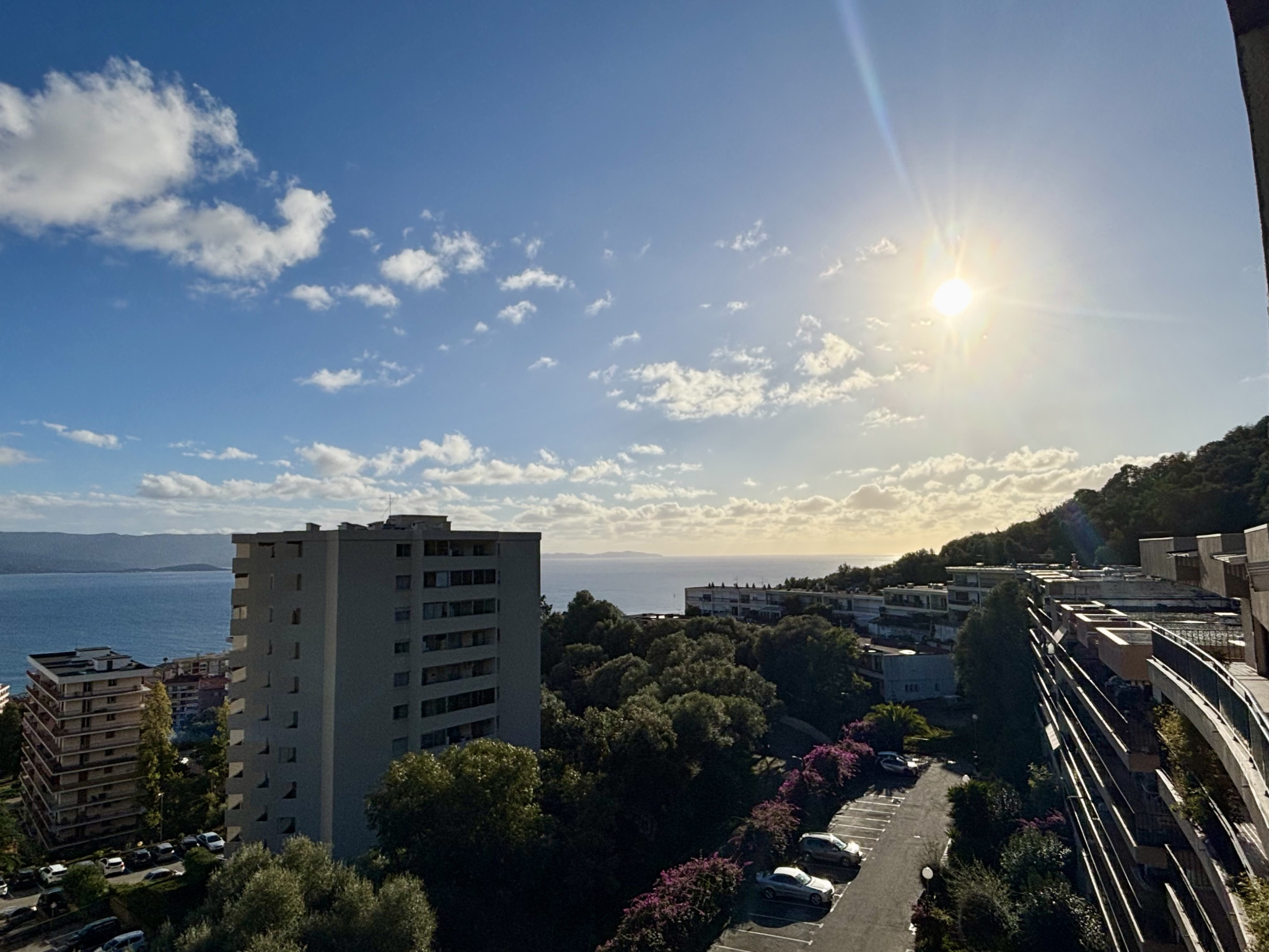 Secteur Bois des Anglais Vaste 3 pièces de 82 m2 avec terrasse et vue dégagée mer & ville