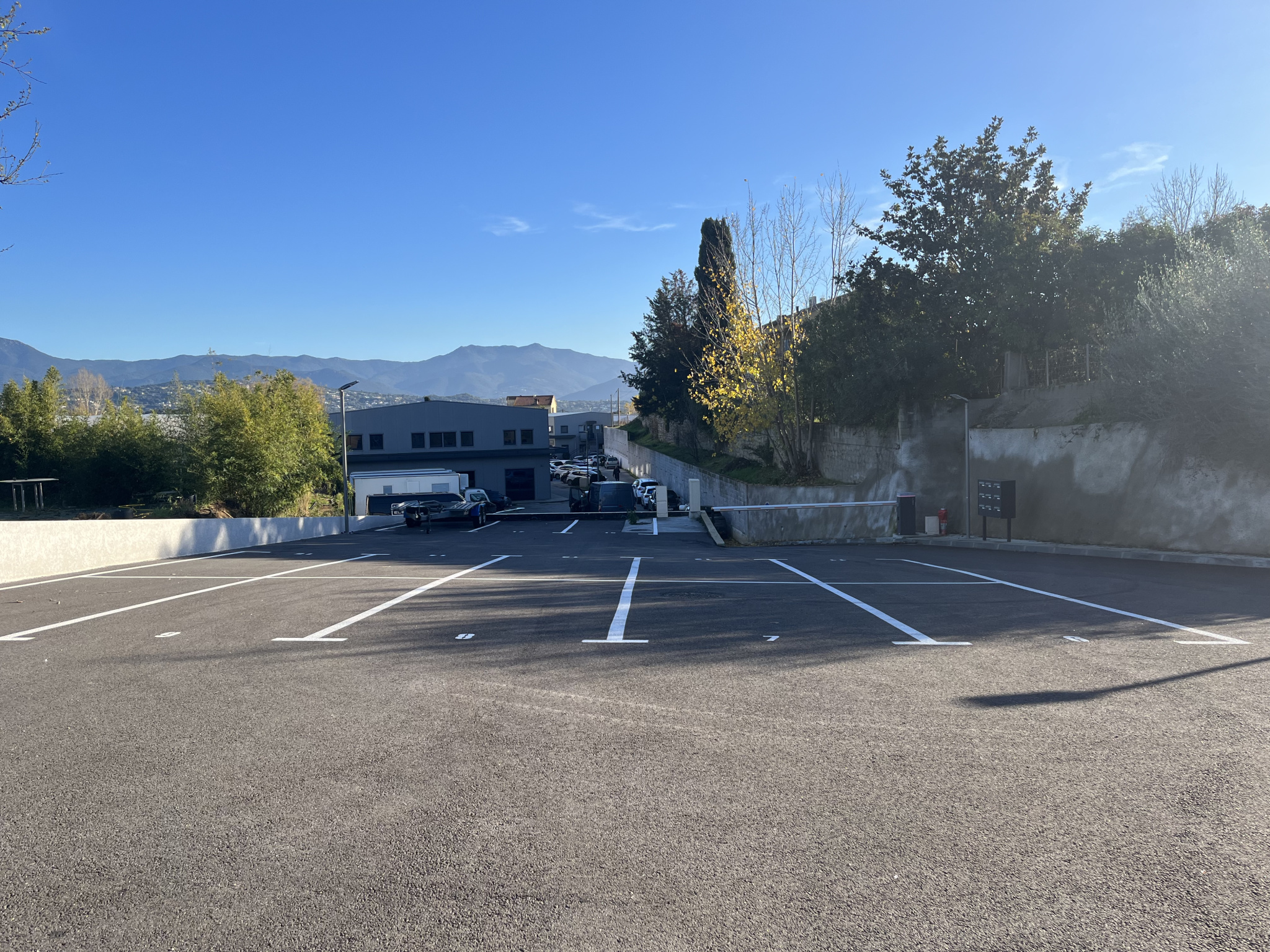 HANGAR DE 145m2 SUR 2 NIVEAUX : ZONE COMMERCIALE DE BALEONE