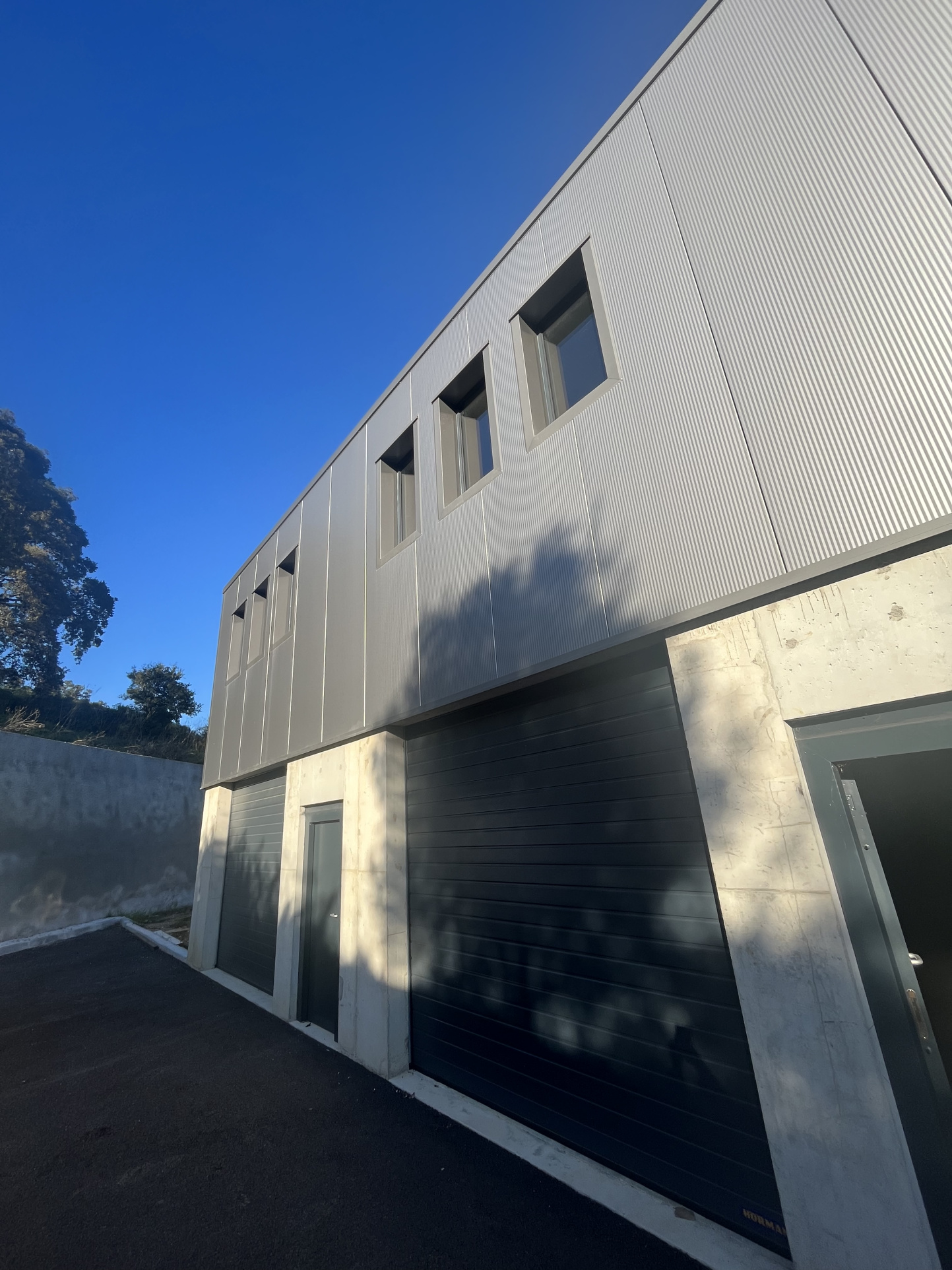 HANGAR DE 145m2 SUR 2 NIVEAUX : ZONE COMMERCIALE DE BALEONE