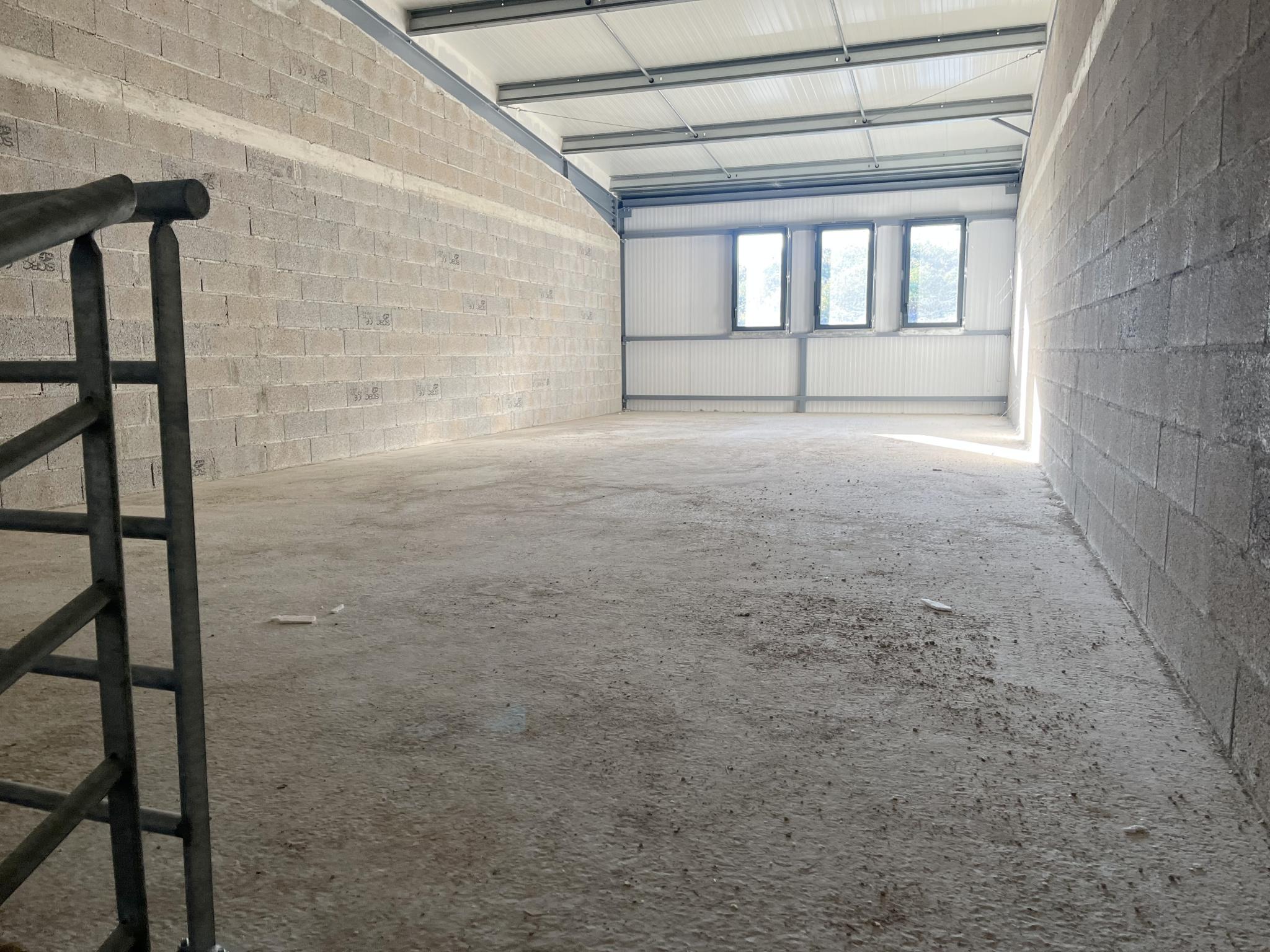 HANGAR DE 145m2 SUR 2 NIVEAUX : ZONE COMMERCIALE DE BALEONE